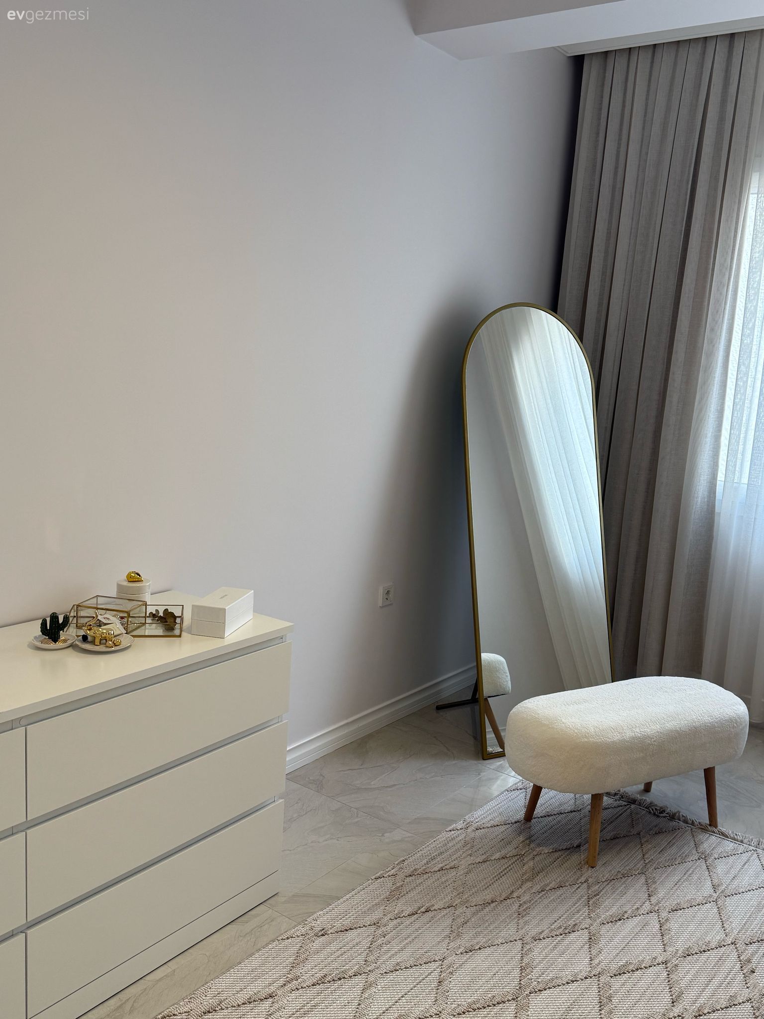 Muğla'daki Bu Evde Gri ve Beyazın Yeri Çok Ayrı