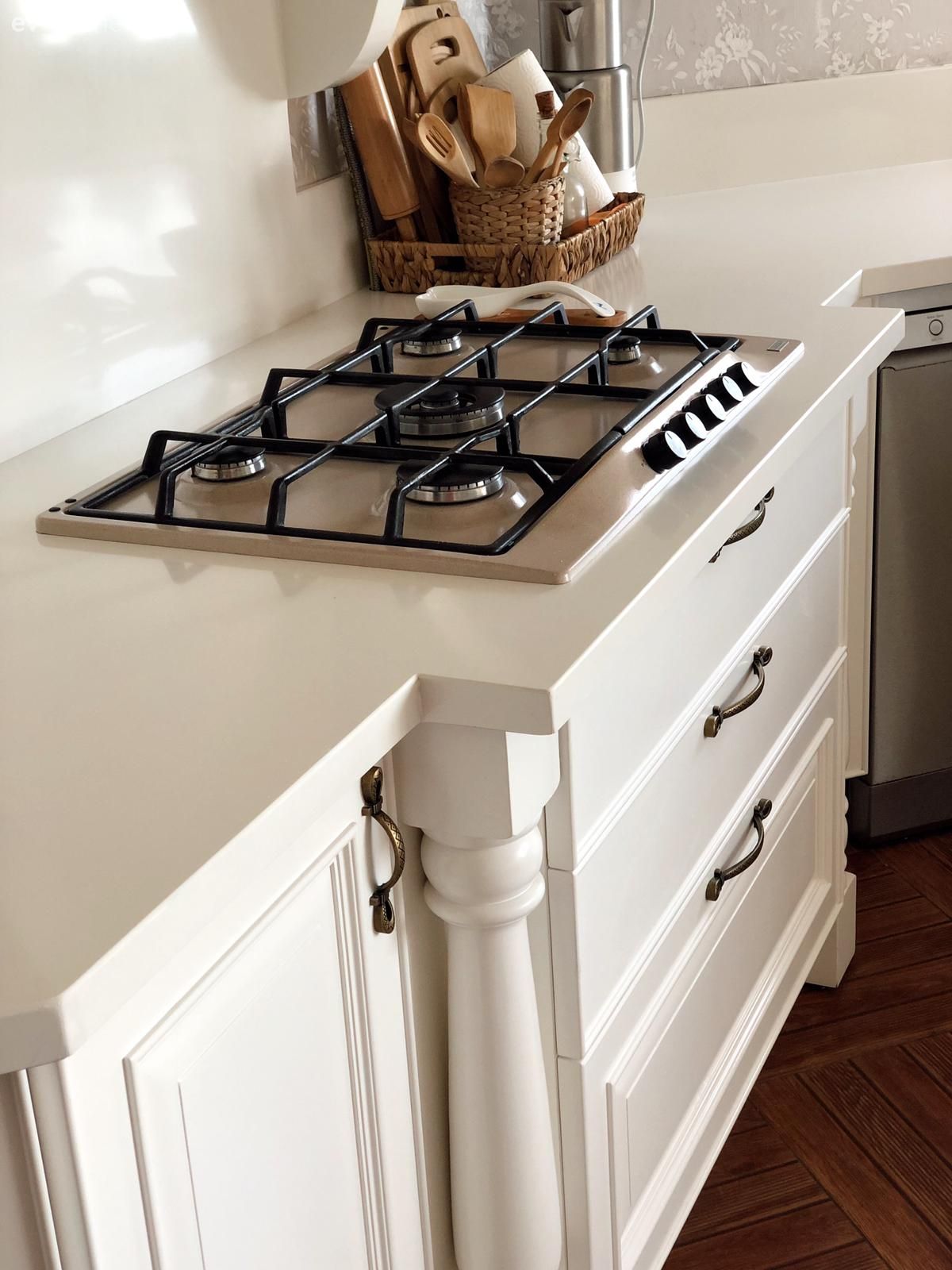 Beyaz, Mutfak, Beyaz mutfak, Mutfak tezgahı, Tezgah arası seramik, Mutfak tezgah arası, Ankastre, Shaker kapaklı dolaplar