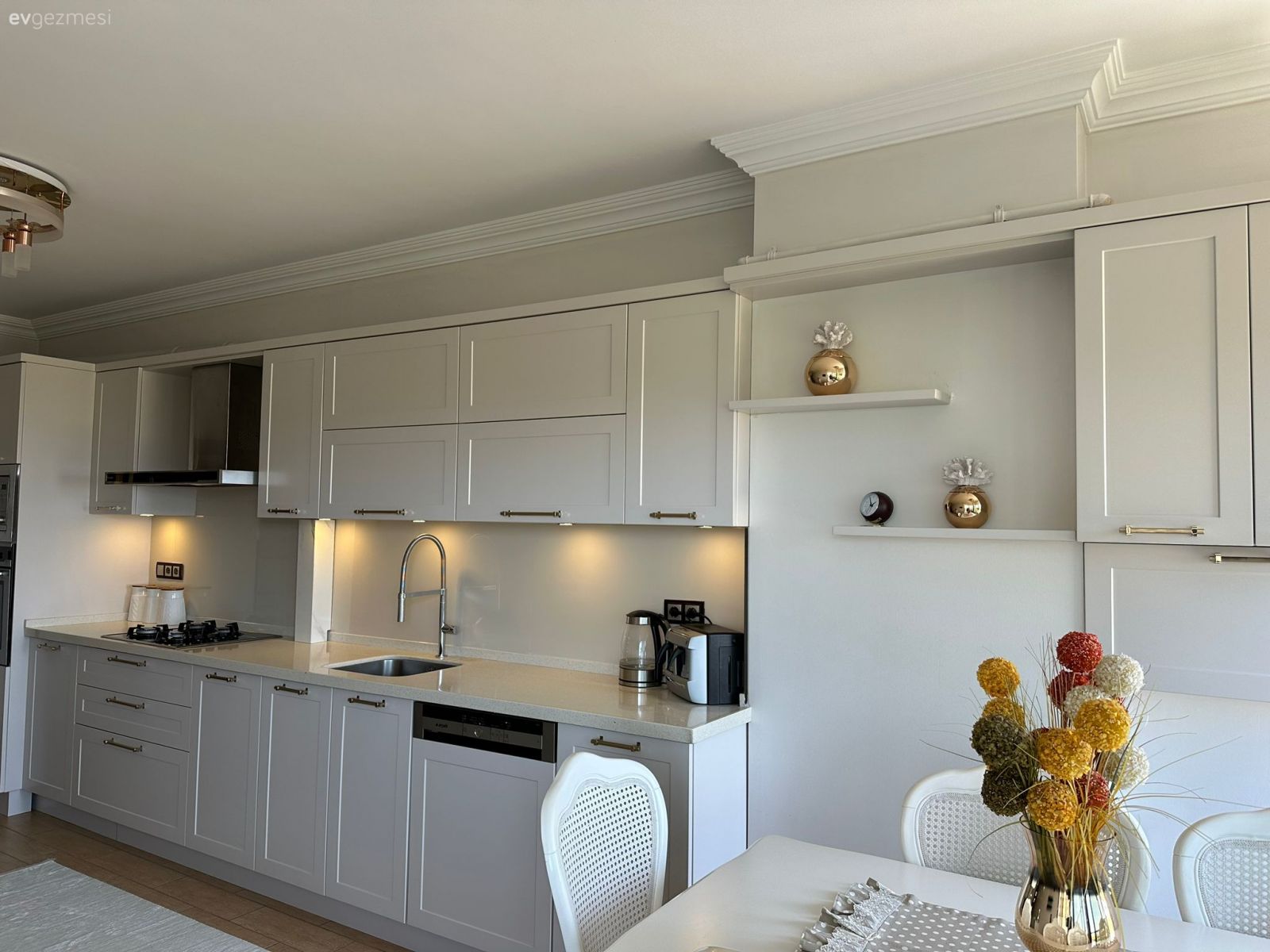 Bu Koridor Tipi Mutfağın Pencere Önünde Country Rüzgarı Esiyor!