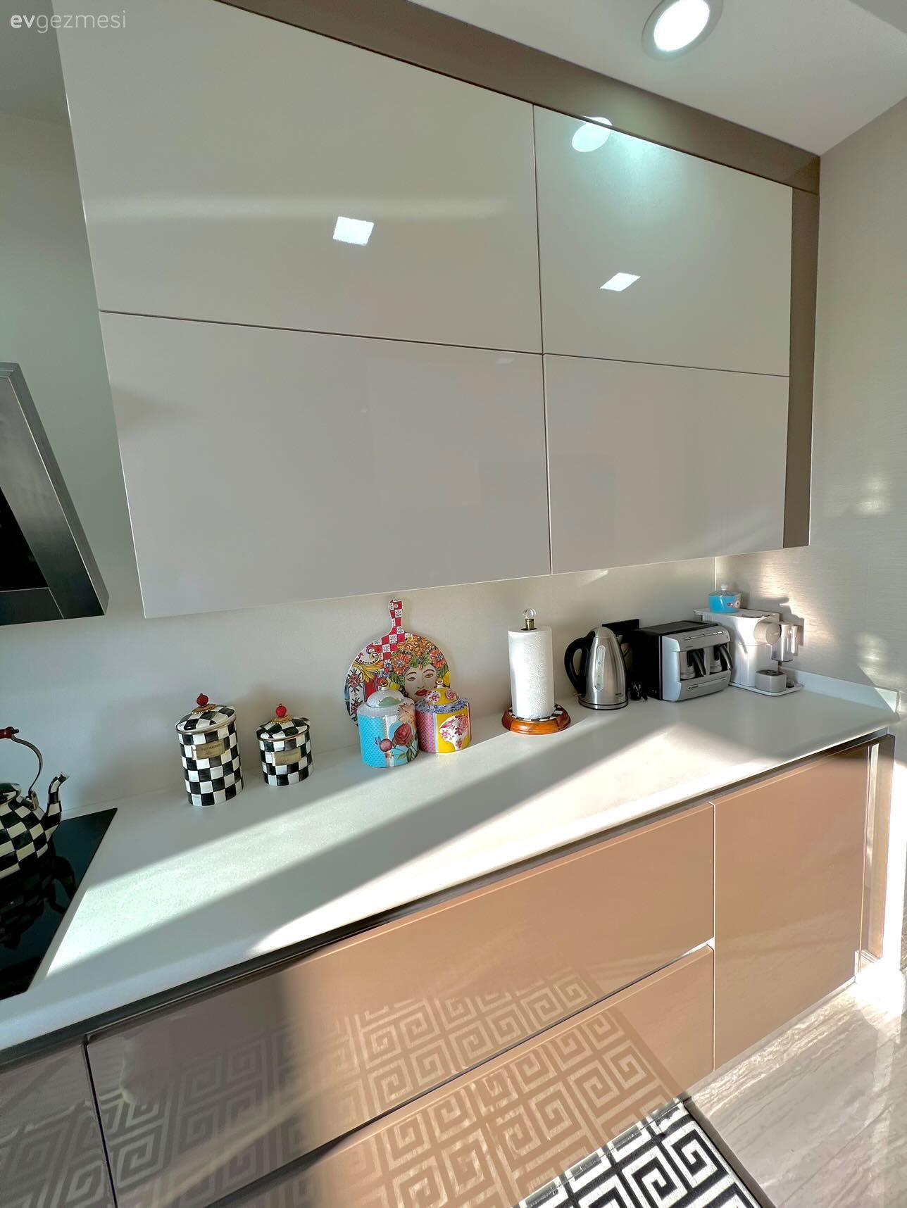 Mutfak, Beyaz, Capuccino mutfak, Mutfak tezgahı, Mutfak tezgah arası, Tezgah arası seramik, Kulpsuz mutfak dolabı, Mutfak aksesuarları, Spot aydınlatma, Aydınlatma