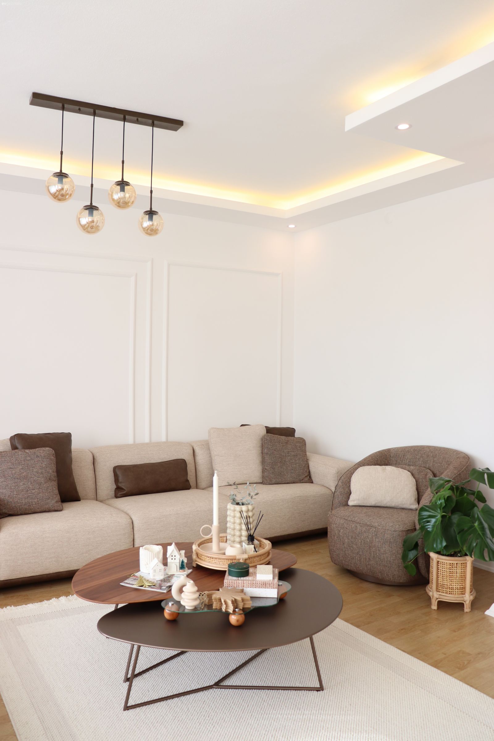 Salon, Modern, Krem, Vizon, Kahverengi, Siyah, Koltuk takımı, Fon perde, Perde, Tül perde, Duvar çıtalama, Halı, Beyaz halı, Yuvarlak sehpa, Sehpa, Avize, Aydınlatma, Salon avizesi, Parke, Ev bitkisi, Gri