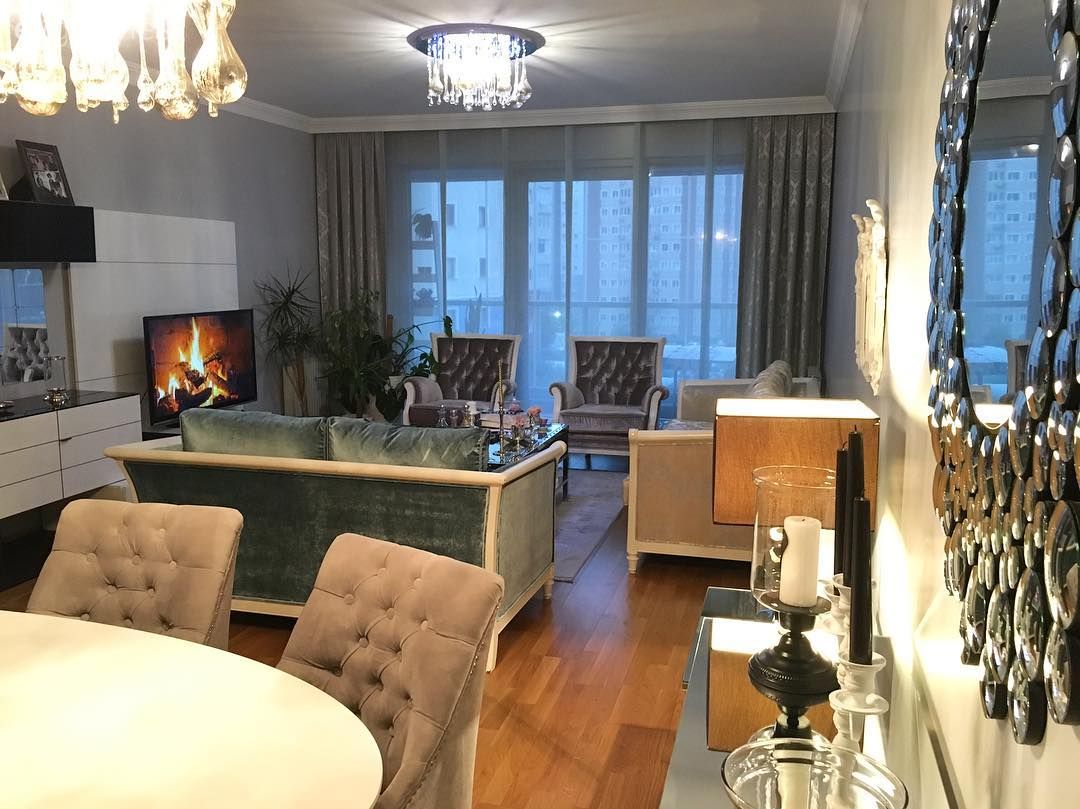 Salon, Modern klasik, Yeşil, Bej, Berjer, Koltuk takımı, Fon perde, Perde, Tül perde, Tv ünitesi, Tv ünitesi aksesuarları, Ev Aksesuar, Orta sehpa, Sehpa, Sehpa üstü aksesuarı