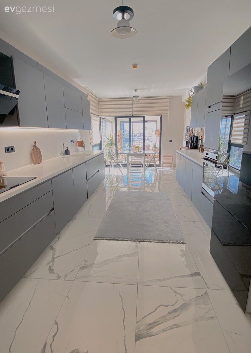 Mutfak, Gri, Beyaz, Koridor tipi mutfak, Modern mutfak, Modern, Kulpsuz mutfak dolabı, Mutfak tezgahı, Mutfak tezgah arası, Tezgah arası seramik, Mutfak zemin seramikleri, Sandalye, Mutfak masası, Mutfak halısı, Spot aydınlatma, Aydınlatma