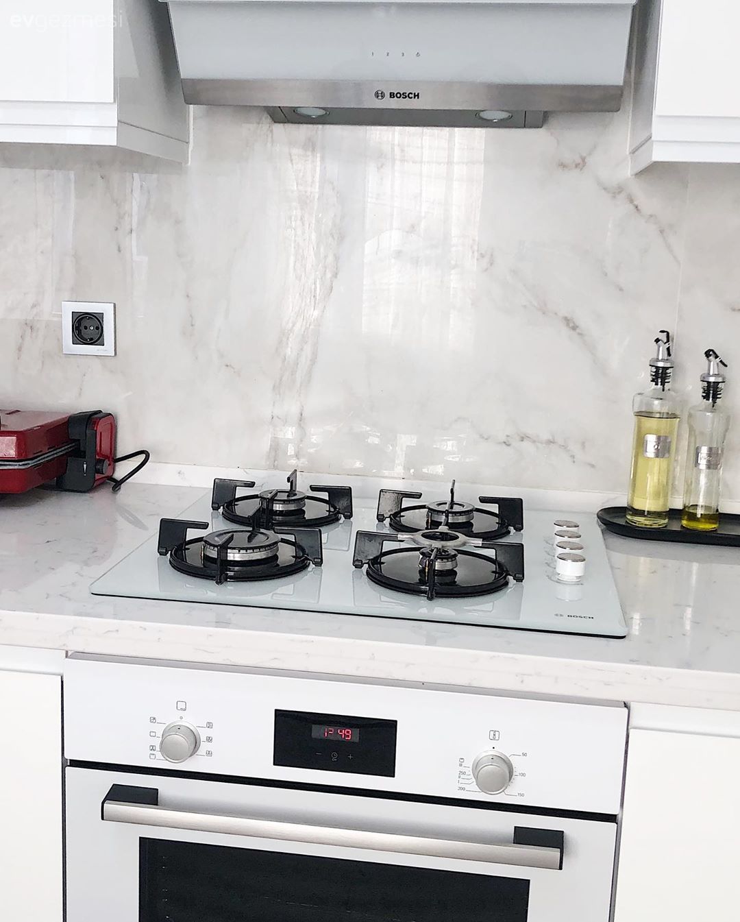 Mutfak, Beyaz mutfak, L-tipi mutfak, Beyaz, Siyah, Mutfak tezgahı, Mutfak tezgah arası, Davlumbaz, Ankastre, Modern mutfak, Kulpsuz mutfak dolabı