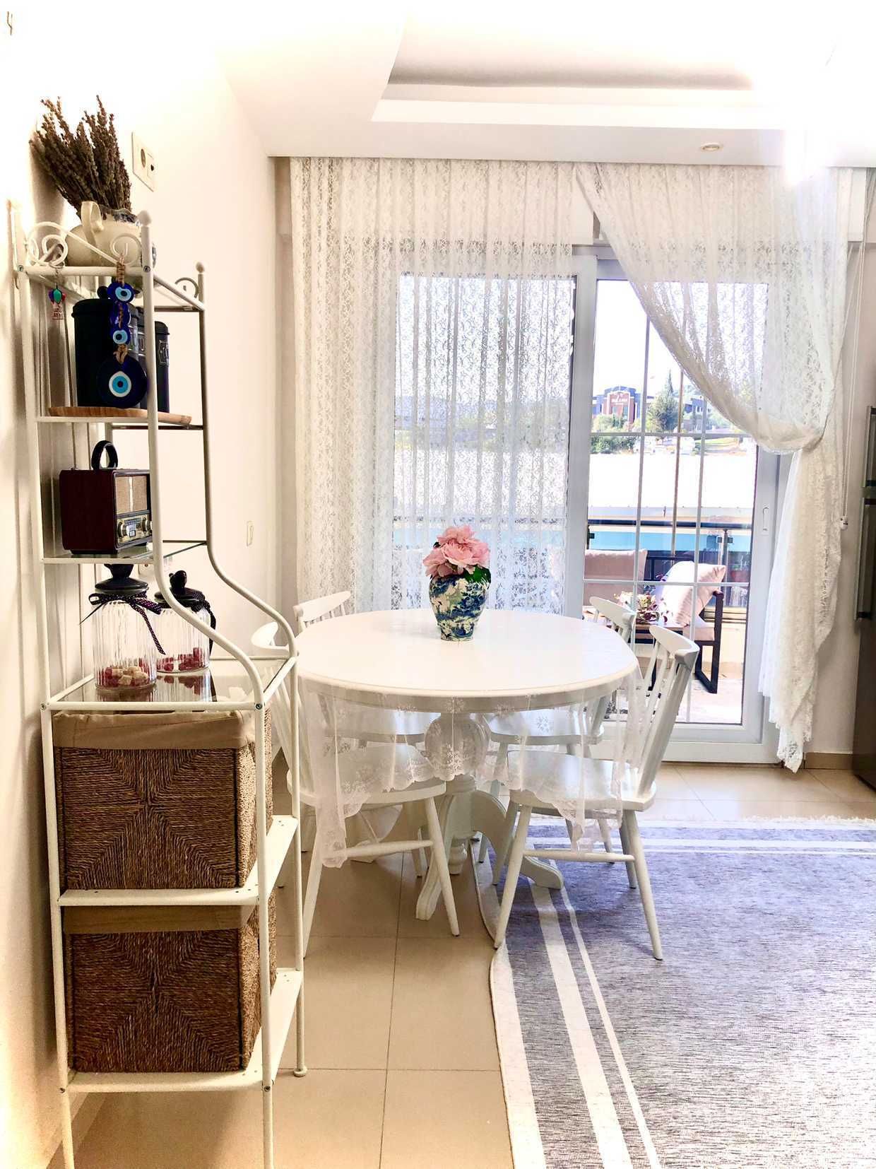 Mutfak, Country mutfak, Beyaz, Mutfak masası, Sandalye, Mutfak rafı, Mutfak perdesi, Mutfak halısı