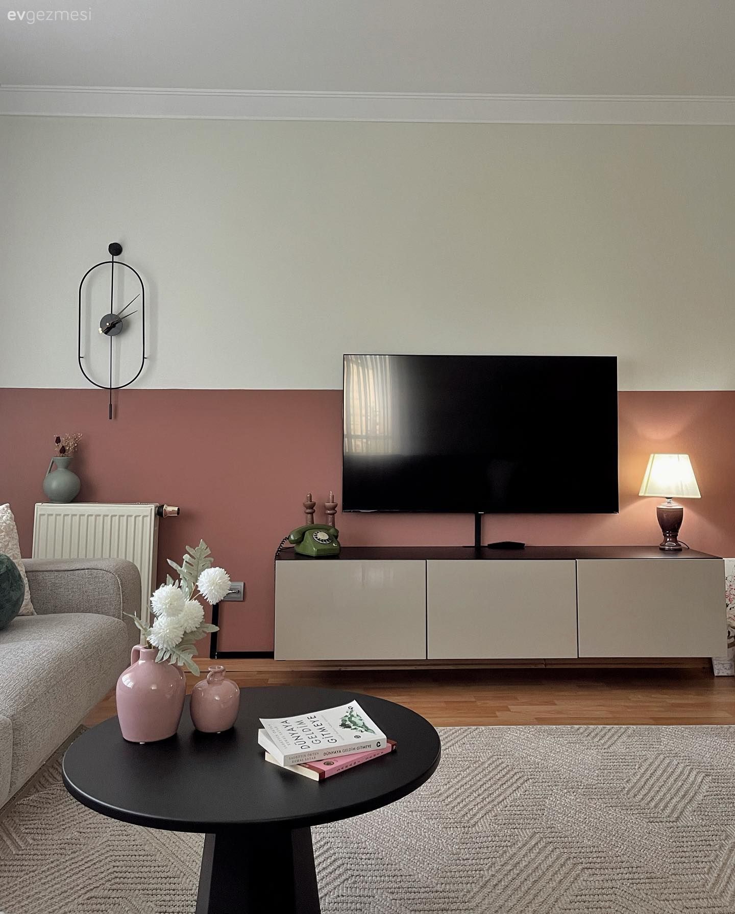 Bu Modern Dekorda Cazibe Noktası Televizyon Arkasındaki Duvar!