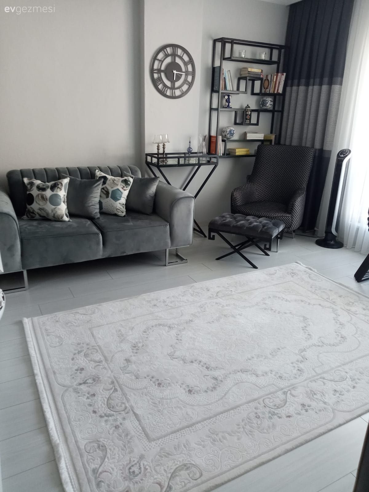 Salon, Gri, Beyaz, Fon perde, Perde, Kitaplık, Koltuk takımı, Halı