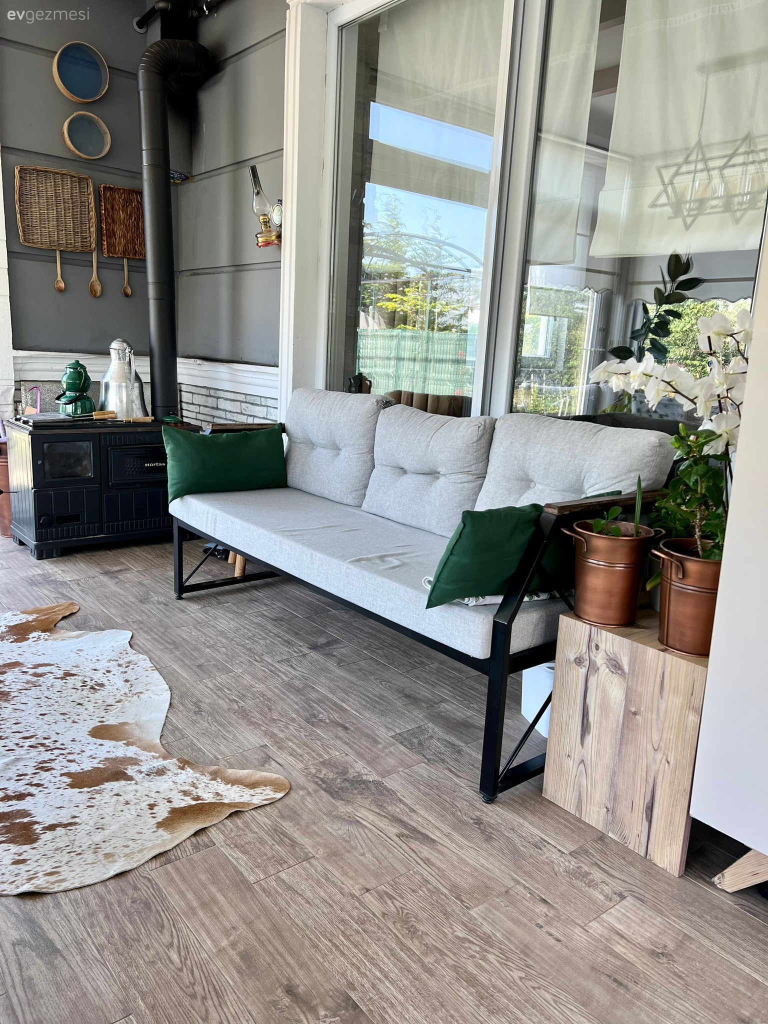 Müstakil Ev Modelleri: Grinin 50 Tonunu Barındıran Çiftlik Evi