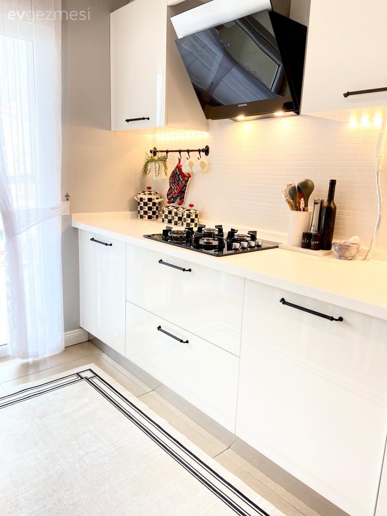 Mutfak, Beyaz, Siyah, Mutfak tezgahı, Mutfak tezgah arası, Tezgah arası seramik, Davlumbaz, Ankastre, Mutfak halısı, Çizgili desen, Desenler, Mutfak perdesi