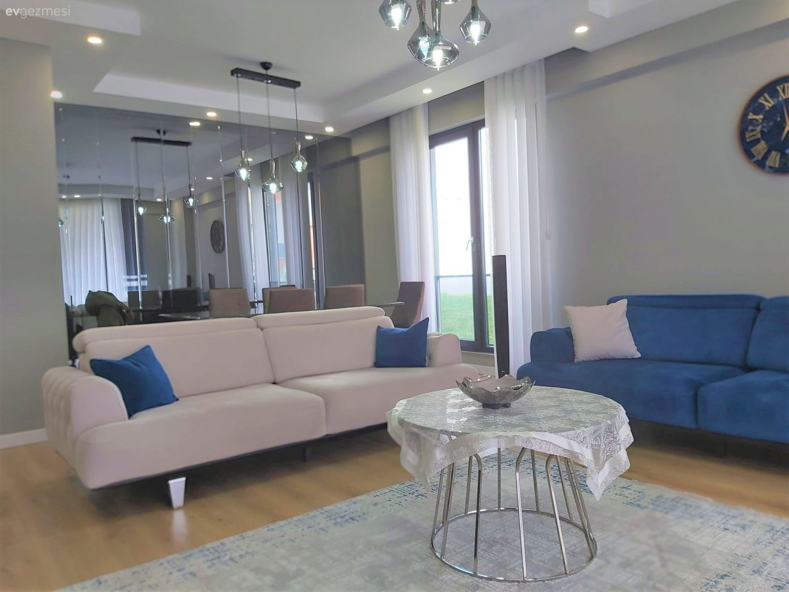 Salon, Modern, Beyaz, Mavi, Gümüş, Koltuk takımı, Beyaz koltuk, Halı, Salon halısı, Orta sehpa, Sehpa, Ev Aksesuar, Spot aydınlatma, Aydınlatma, Kırlent, Ev tekstili, Duvar saati, Duvar dekorasyonu, Tül perde, Perde, Sandalye, Yemek masası, Avize, Duvar ayna kaplama, Ayna
