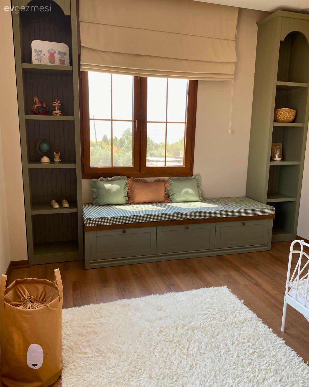 Çocuk Odası, Özel yapım dolaplar, Dolap, Country, Cam önü sedir, Sedir, Katlamalı perde, Perde, Çocuk odası perdesi, Çocuk odası halısı, Shaggy halı, Halı, Kırlent, Ev tekstili