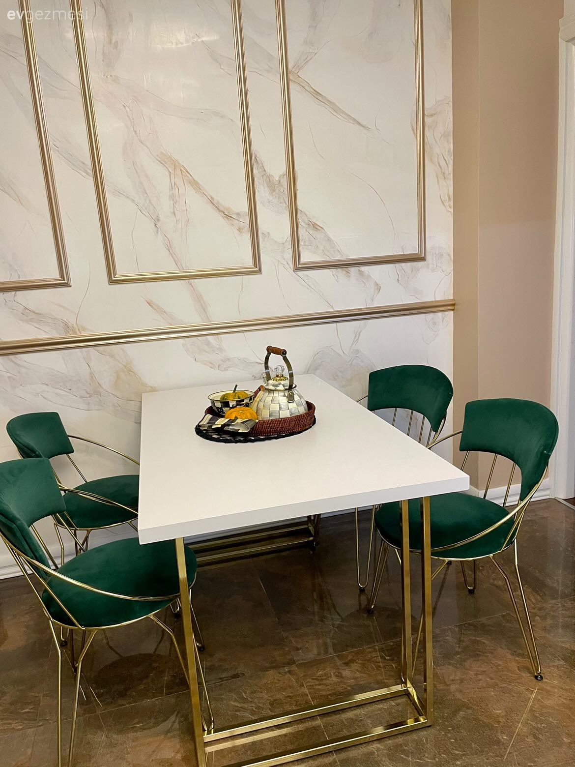 Duvar çıtalama, Beyaz, Zümrüt yeşili, Altın, Sandalye, Mutfak masası, Metal sandalye, Mutfak zemin seramikleri, Mutfak