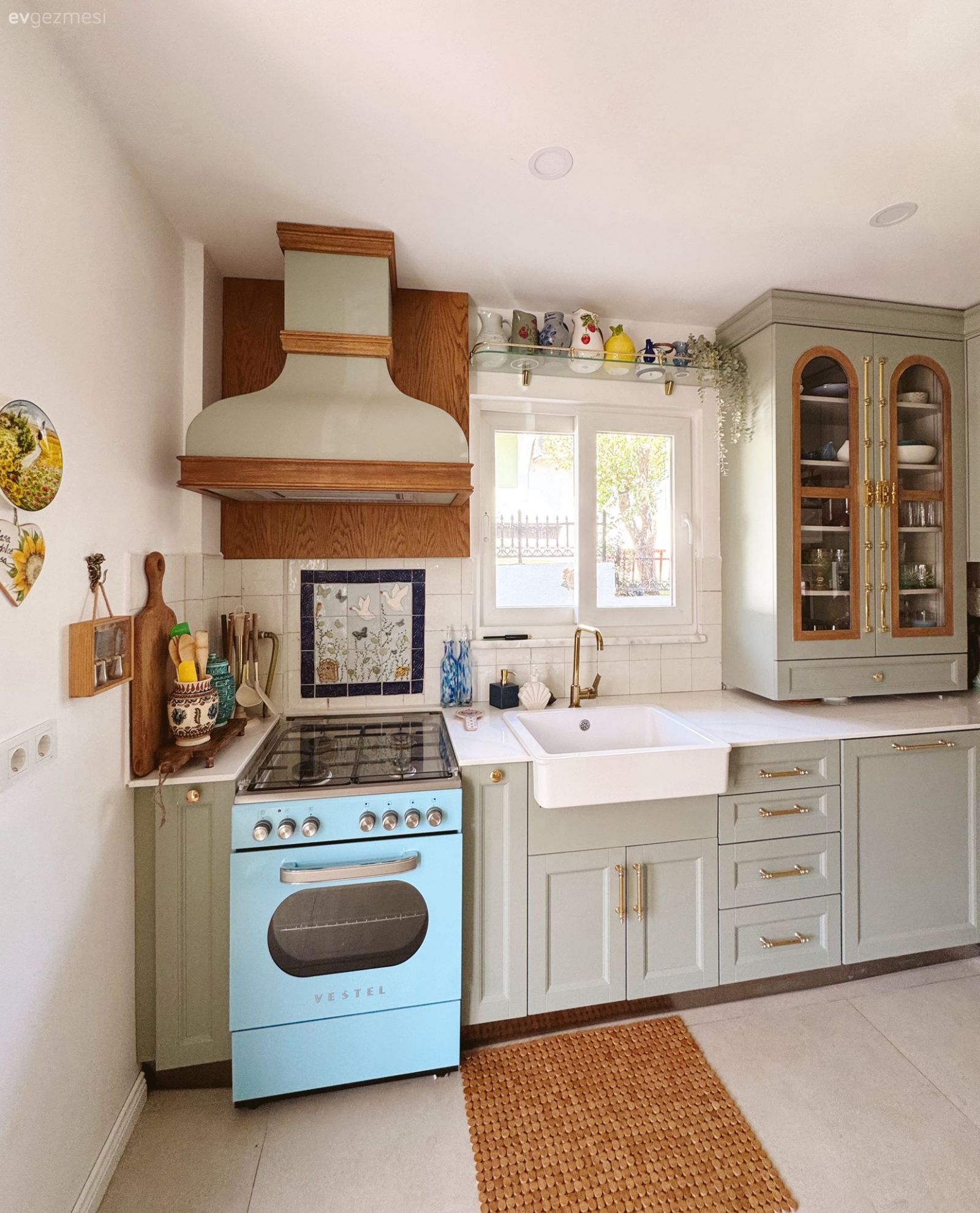 Mutfak, Rustik, Eklektik, Mavi, Mint yeşil, Kahverengi, Beyaz, Mutfak tezgahı, Mutfak tezgah arası, Tezgah arası seramik, Pencere önü eviye, Eviye , Davlumbaz, Rustik ankastre, Ankastre, Mobilya kulp ve ayakları, Jüt halı, Halı, Mutfak bataryası, Mutfak aksesuarları