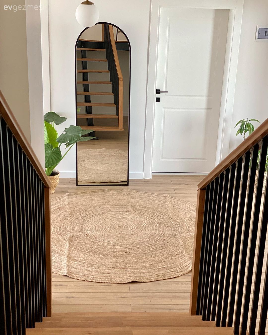 Merdiven, Dubleks evler, Boy aynası, Ayna, Jüt halı, Halı, Ev bitkisi, Saksı