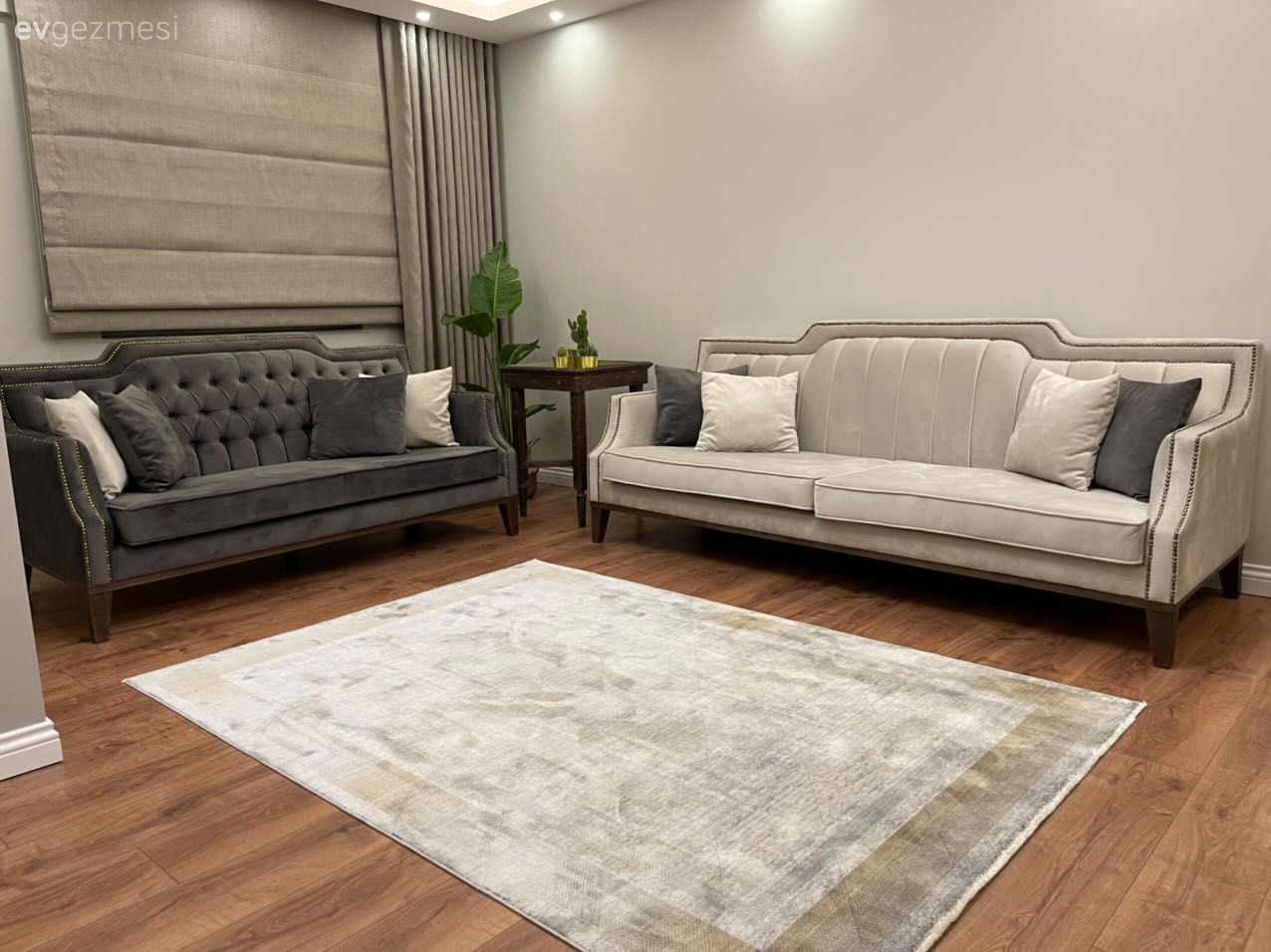 Salon, Modern, Bej, Gri, Krem, Zebra Perde, Perde, Katlamalı perde, Spot aydınlatma, Aydınlatma, Halı, Salon halısı, Koltuk takımı, Kırlent, Ev tekstili, Yan sehpa, Sehpa, Parke