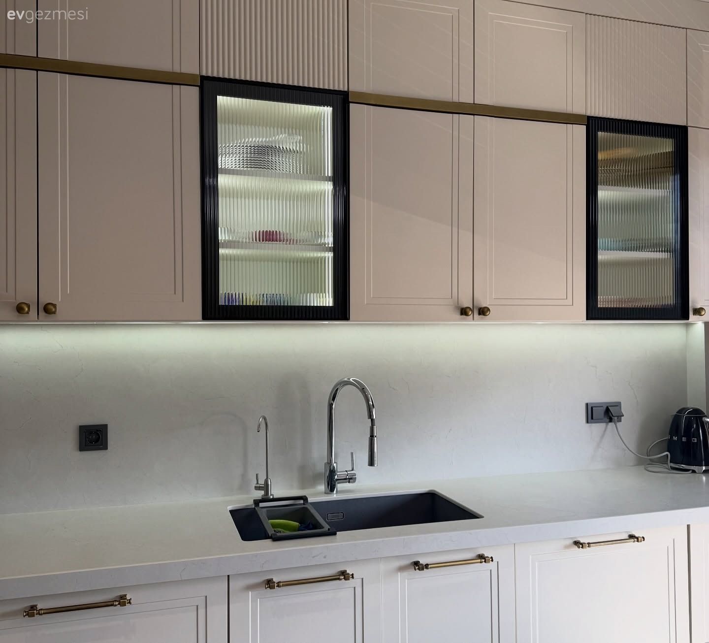 Beyaz, Siyah, Cam kapaklı dolap, Mutfak tezgahı, Mutfak, Mutfak tezgah arası, Mutfak bataryası, Mutfak aksesuarları, Shaker kapaklı dolaplar, Lambri