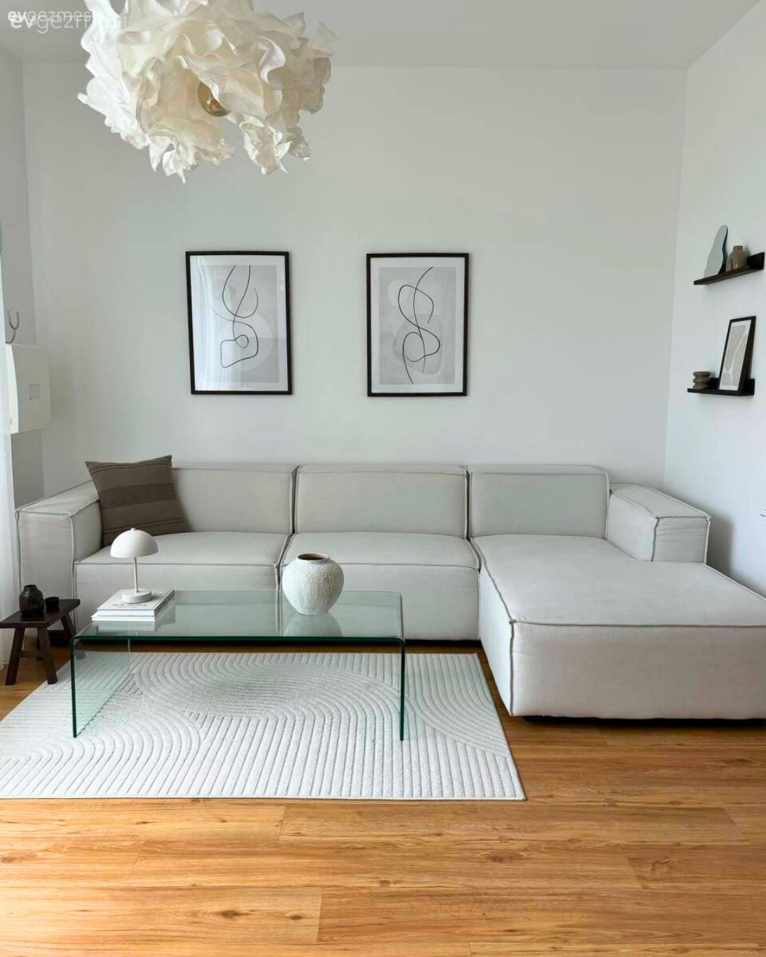Salon, İskandinav, Bej, Beyaz, Köşe koltuk, Koltuk takımı, Tablo, Duvar dekorasyonu, Halı, Beyaz halı, Orta sehpa, Sehpa, Cam orta sehpa, Duvar rafı, Çerçeve, Kırlent, Ev tekstili, Dekoratif Objeler