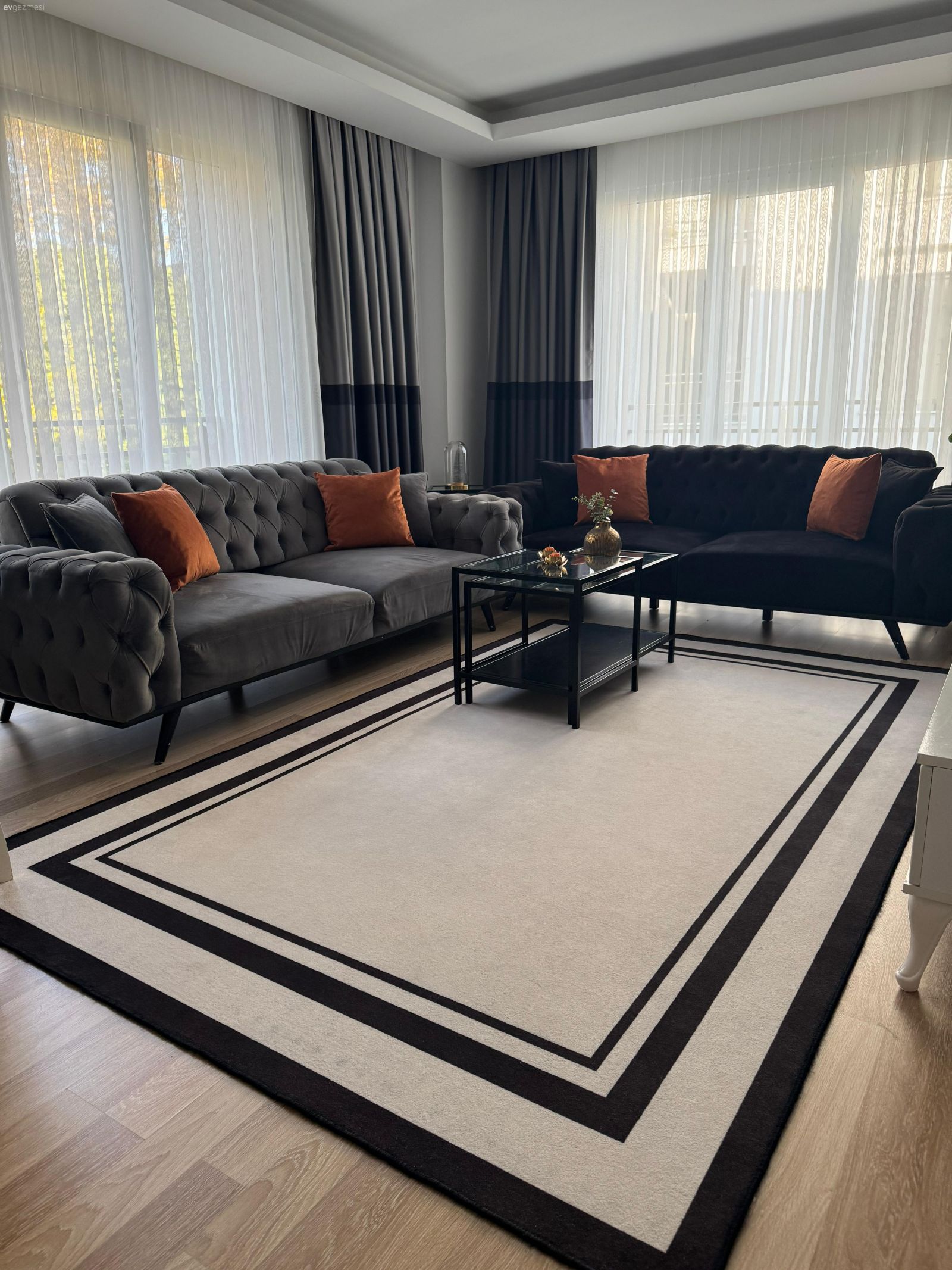 Salon, Beyaz, Siyah, Fon perde, Perde, Tül perde, Turuncu, Halı, Salon halısı, Orta sehpa, Sehpa, Parke, Dekoratif Objeler, Koltuk takımı, Modern chesterfield, Kırlent, Ev tekstili
