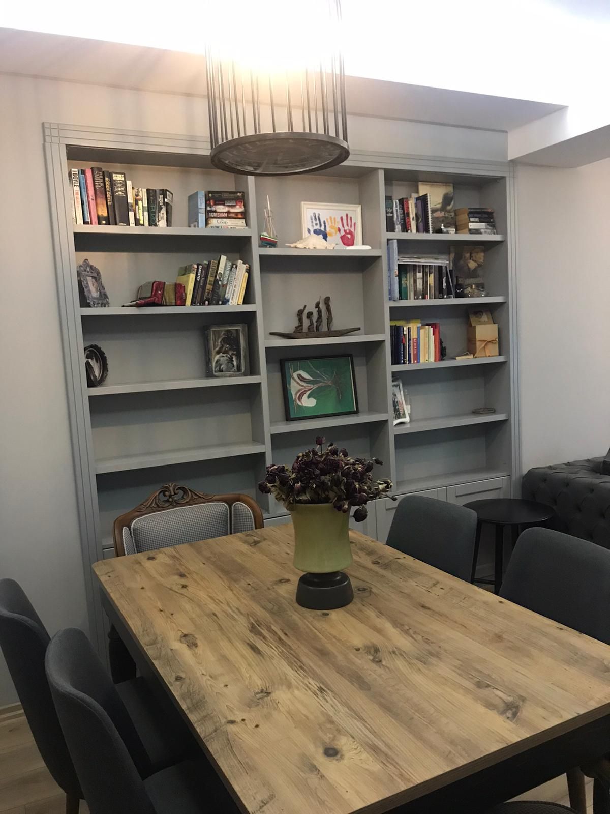 Yemek Odası, Gri, Ahşap masa, Sandalye, Kitaplık, Avize, Aydınlatma, Vazo, Ev Aksesuar