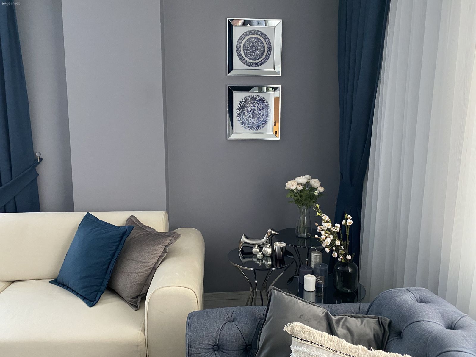 Salon, Modern, Mavi, Beyaz, Koltuk takımı, Mavi duvar, Fon perde, Perde, Tül perde, Duvar dekorasyonu, Kırlent, Ev tekstili, Halı, Salon halısı, Yan sehpa, Sehpa, Abajur, Aydınlatma, Tv ünitesi, Vazo, Ev Aksesuar, Ayna çerçeve, Aynalı aksesuar