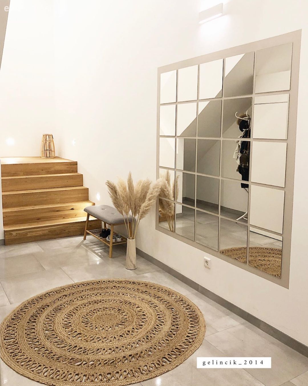 Antre, Beyaz, Kahverengi, Hasır, Jüt halı, Halı, Ayna, Vazo, Ev Aksesuar, Pampas otu, Merdiven, Yuvarlak halı, Antre halısı