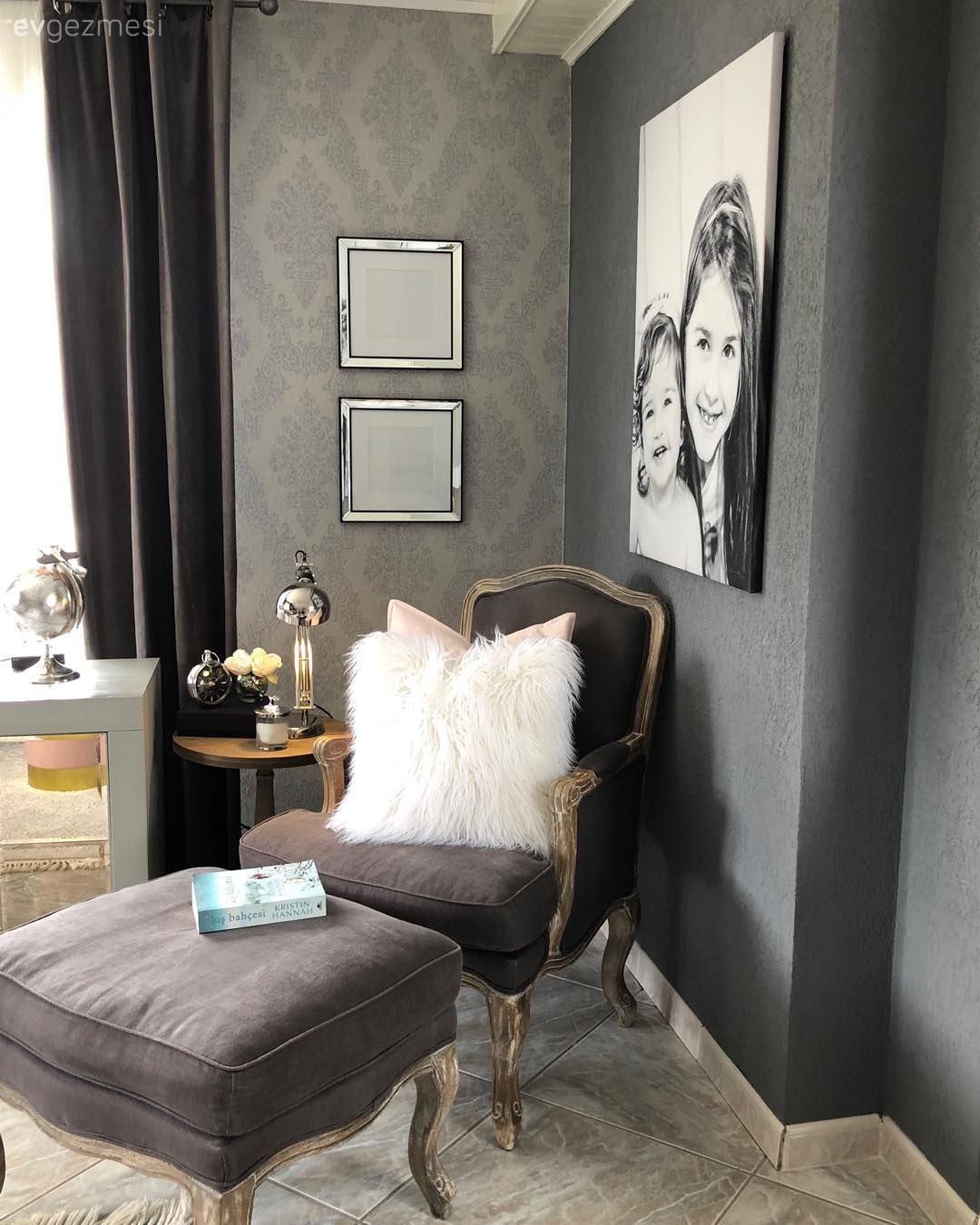 Salon, Modern, Puf, Berjer, Gri, Gri duvar, Fon perde, Perde, Duvar kağıdı, Duvar dekorasyonu, Çerçeve, Ayna çerçeve, Aynalı aksesuar