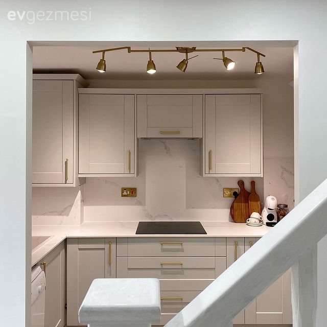 Mutfak, Beyaz, Krem, Bej, Modern, Altın, Mutfak tezgahı, Mutfak tezgah arası, Ankastre, Spot aydınlatma, Aydınlatma, Tezgah arası doğal taş