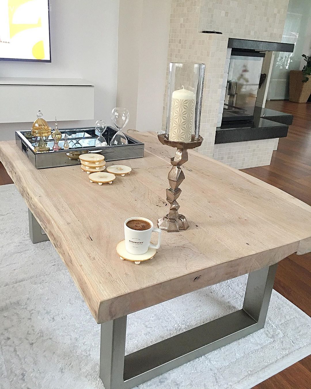 Orta sehpa, Sehpa, Ahşap masa, Mumluk, Ev Aksesuar, Halı, Salon halısı, Şömine, Taş duvar, Duvar dekorasyonu