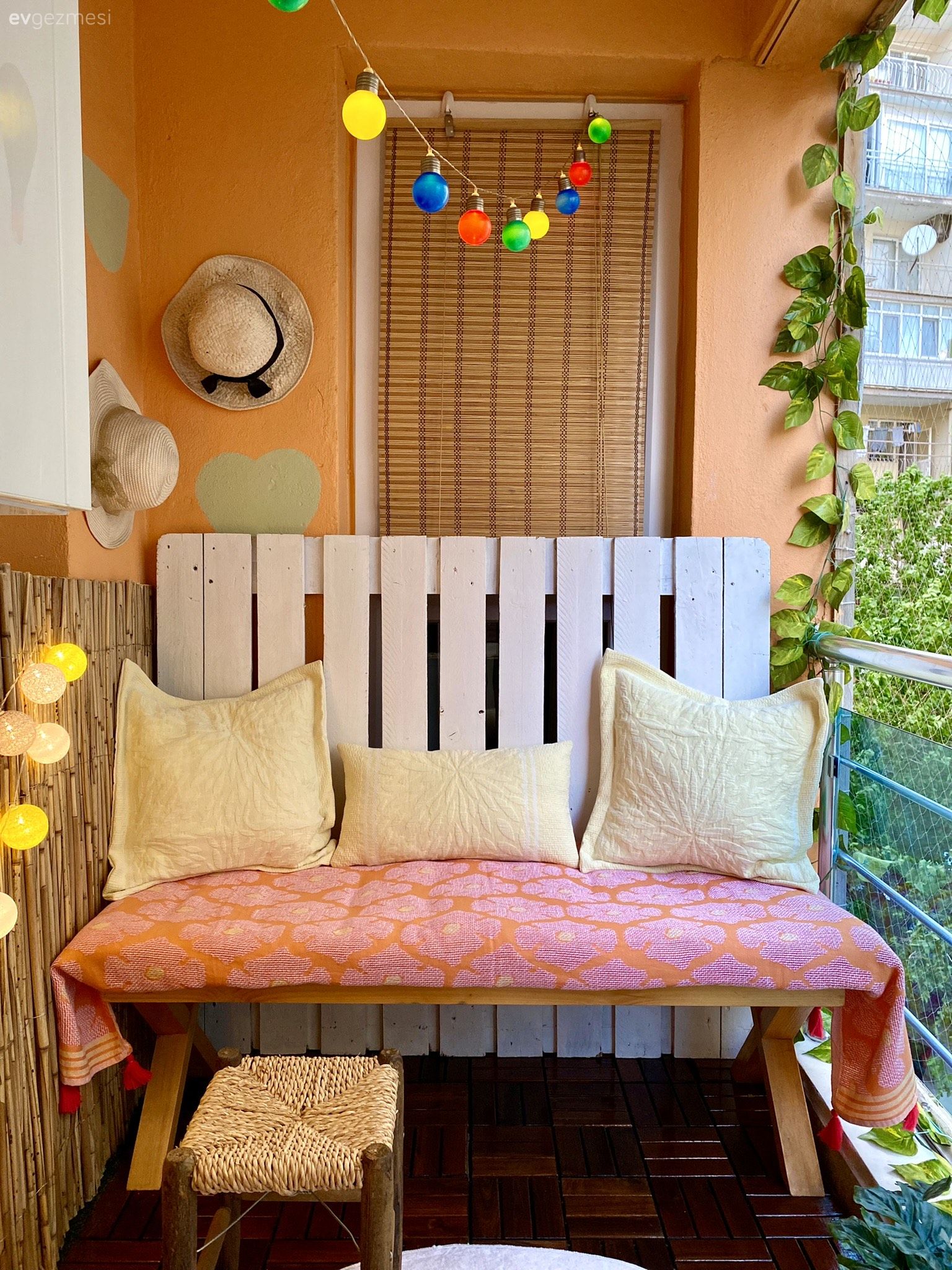 Balkonu Yaza Hazırlarken Size İlham Verecek 20+ Balkon Örneği!