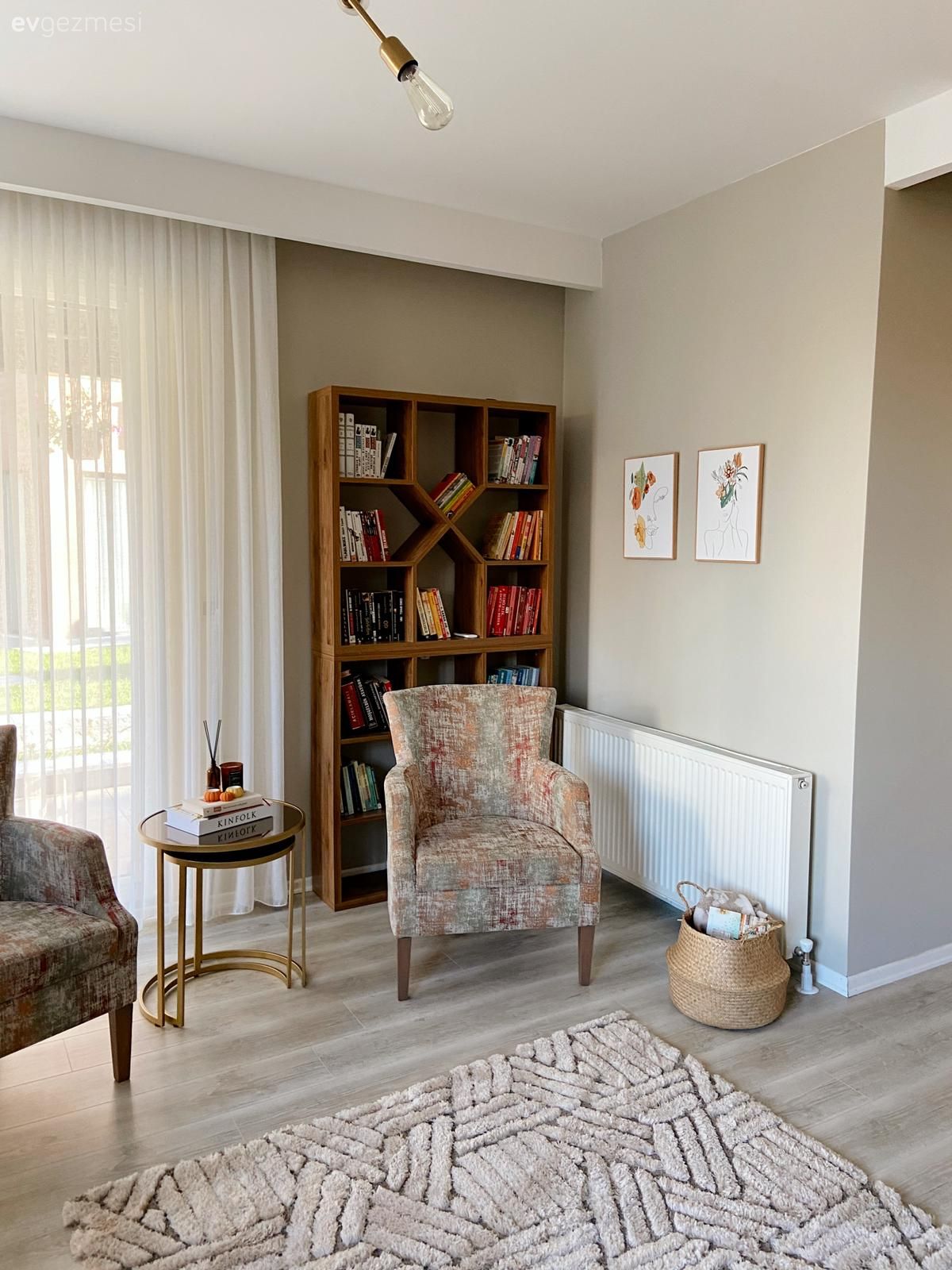 Kitaplık, Tül perde, Perde, Berjer, Yan sehpa, Sehpa, Bej, Krem, Halı, Salon halısı