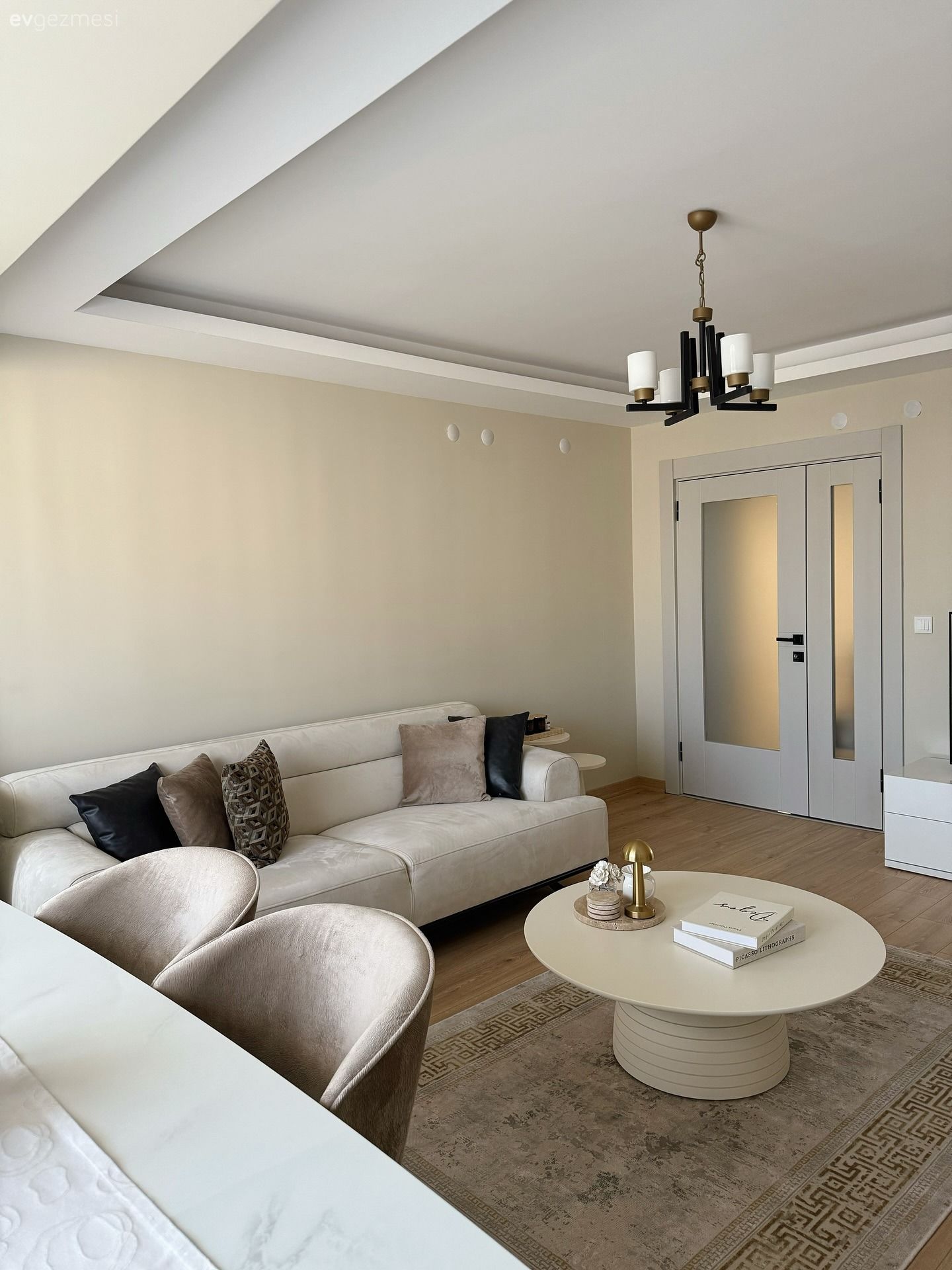 Bu Dikdörtgen Salonda Uyumlu Renk Paleti Esas Alınmış