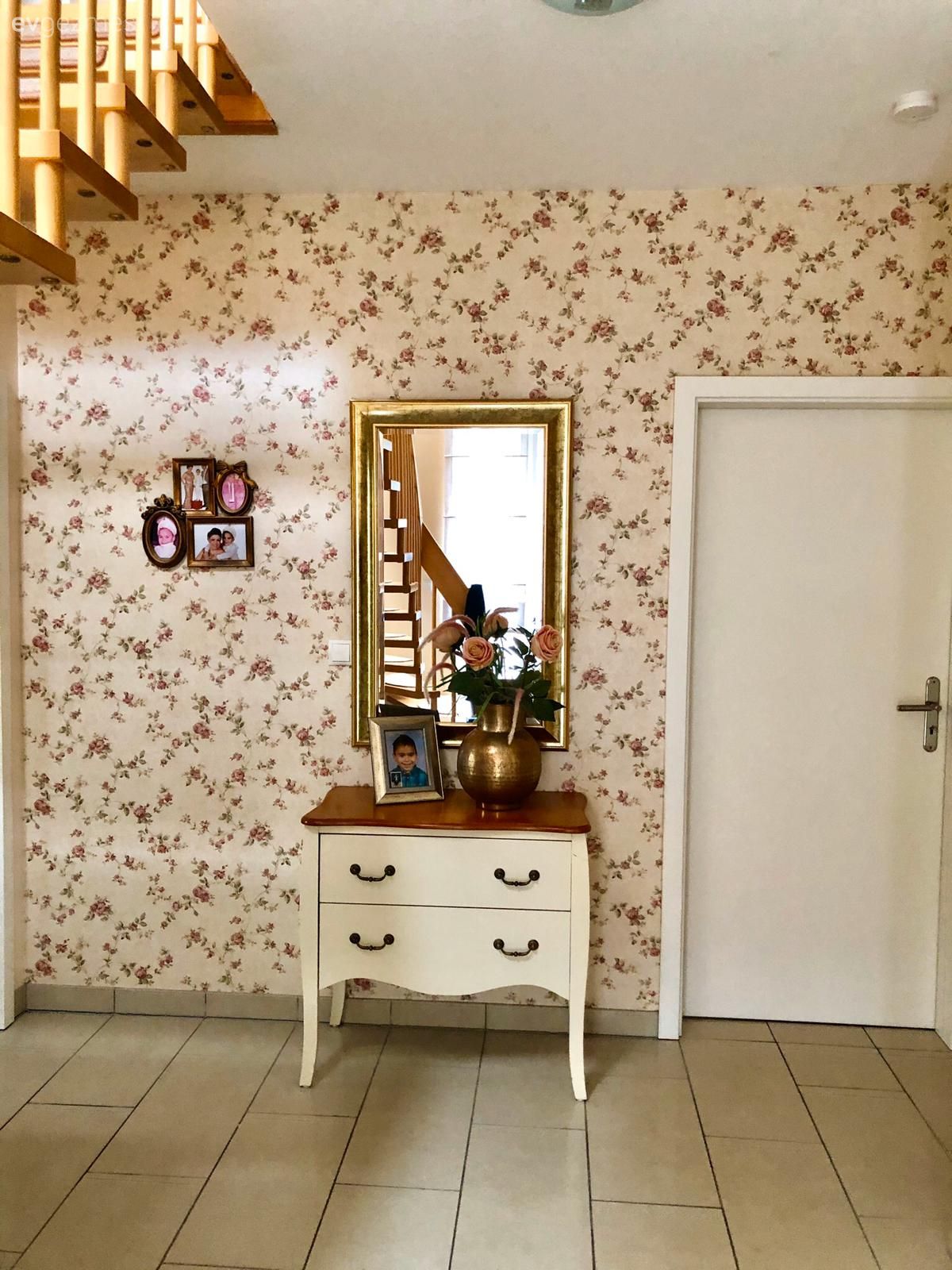 Çiçekli desen, Desenler, Duvar kağıdı, Duvar dekorasyonu, Dresuar, Ayna, Altın, Merdiven, Vazo, Ev Aksesuar, Çiçekler