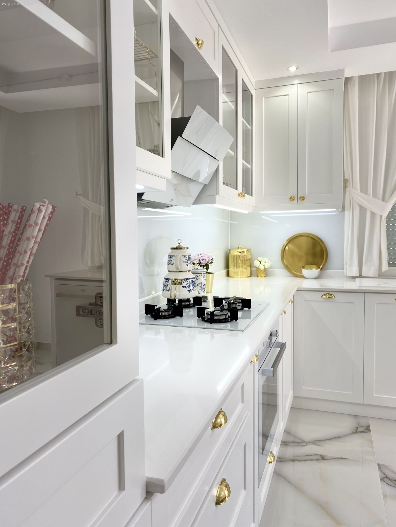Mutfak, Beyaz, Altın, Mutfak tezgahı, Mutfak tezgah arası, Tezgah arası cam, Mutfak perdesi, Mutfak zemin seramikleri