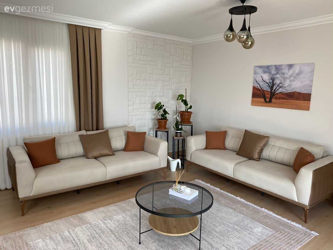 Salon, Modern, Krem, Bej, Turuncu, Siyah, Koltuk takımı, Berjer, Halı, Orta sehpa, Sehpa, Tablo, Duvar dekorasyonu, Kırlent, Ev tekstili, Avize, Aydınlatma, Salon avizesi, Fon perde, Perde, Tül perde