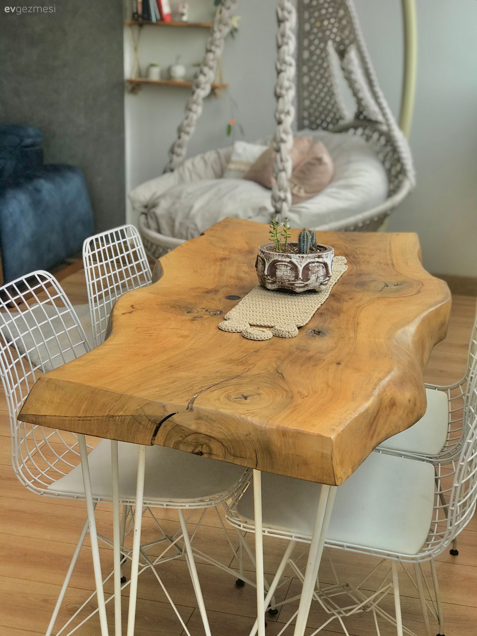 Yemek masası, Metal sandalye, Sandalye, Masif ahşap, Tavana monte salıncak, Salıncak, Parke, Koltuk takımı, Mavi, Gri duvar