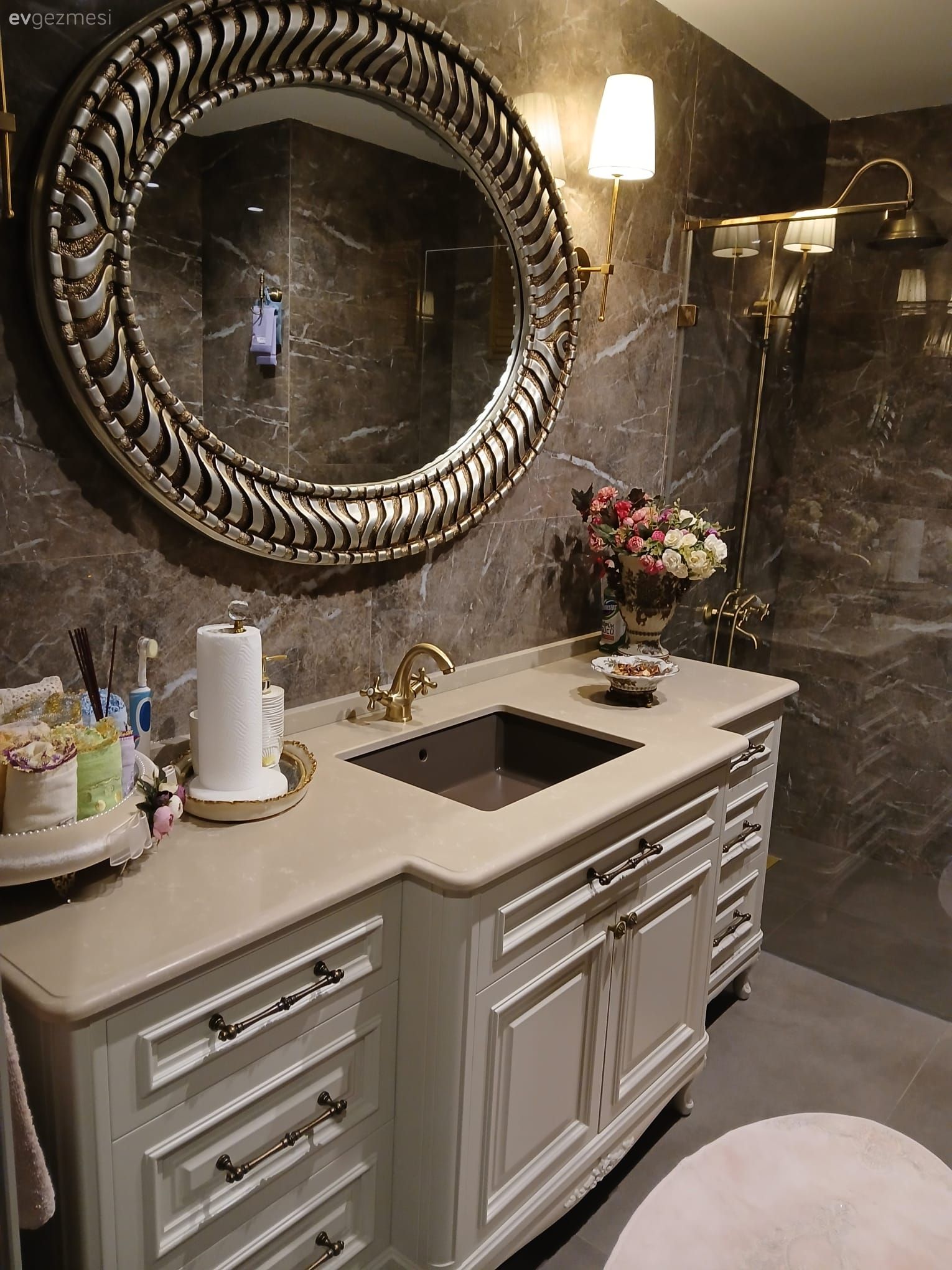 Ordu'daki Bu Evde Kırmızının Cazibesi Açık Mutfağa Yansımış