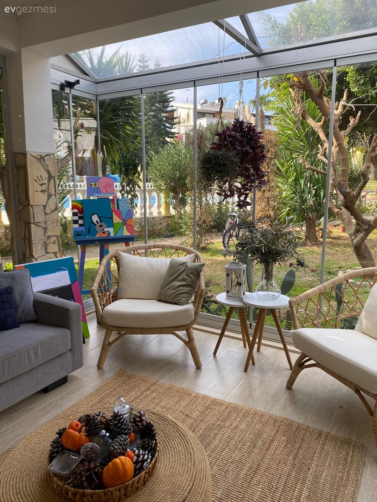 Kış bahçesi, Beyaz, Bej, Krem, Hasır, Rattan sandalye, Hasır puf, Bohem Dekorasyon, Jüt halı, Halı, Taş duvar, Duvar dekorasyonu