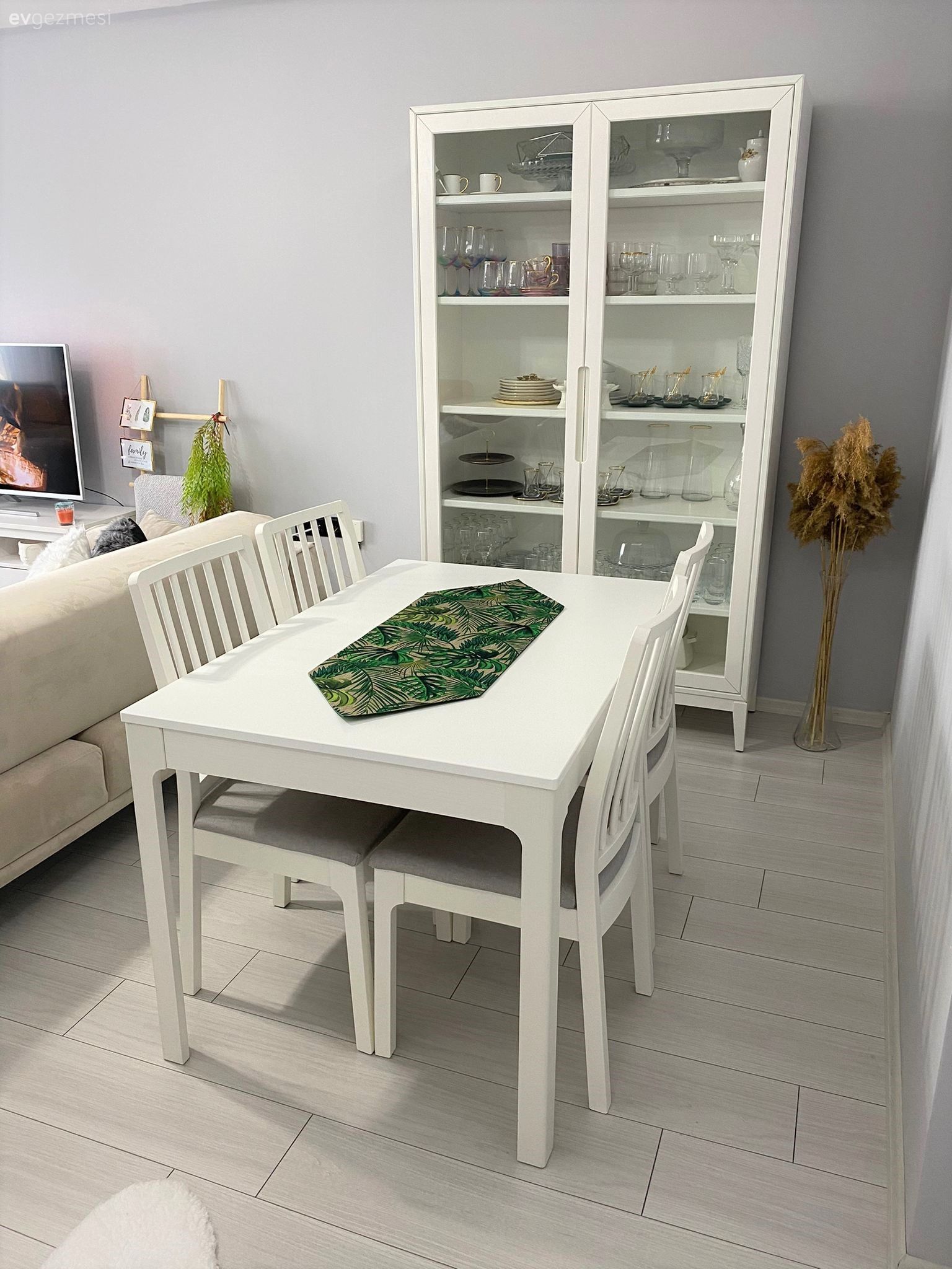 Vitrin, Sandalye, Yemek masası, Beyaz, Modern, Gri duvar