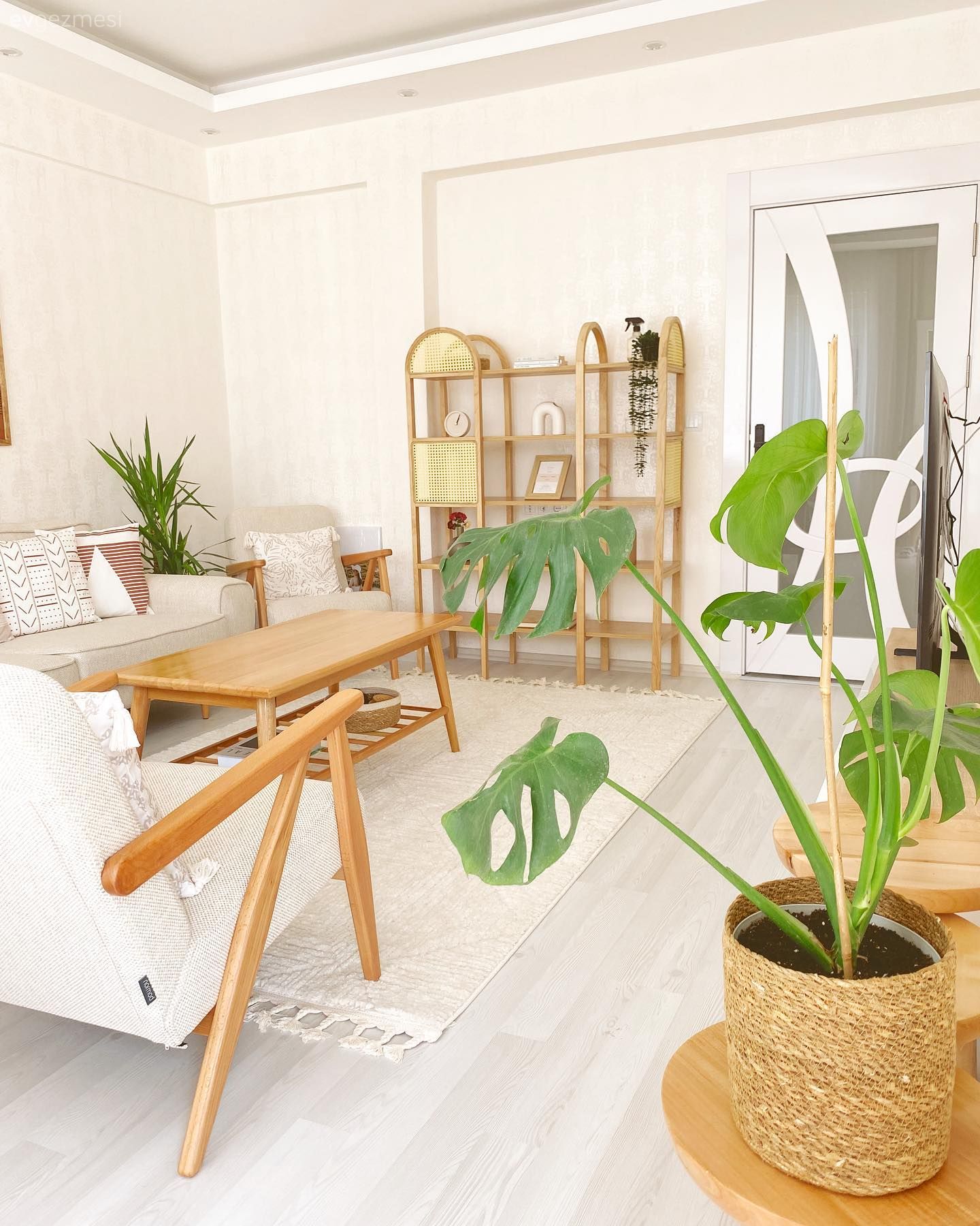 Salon, İskandinav, Beyaz, Krem, Bej, Ahşap Mobilya, Köşe koltuk, Koltuk takımı, Berjer, Orta sehpa, Sehpa, Halı, Salon halısı, Sandalye, Hasır dolap, Tablo, Duvar dekorasyonu, Kırlent, Ev tekstili, Dekoratif Objeler, Hasır avize, Fon perde, Perde, Tül perde, Saksı, Ev bitkisi
