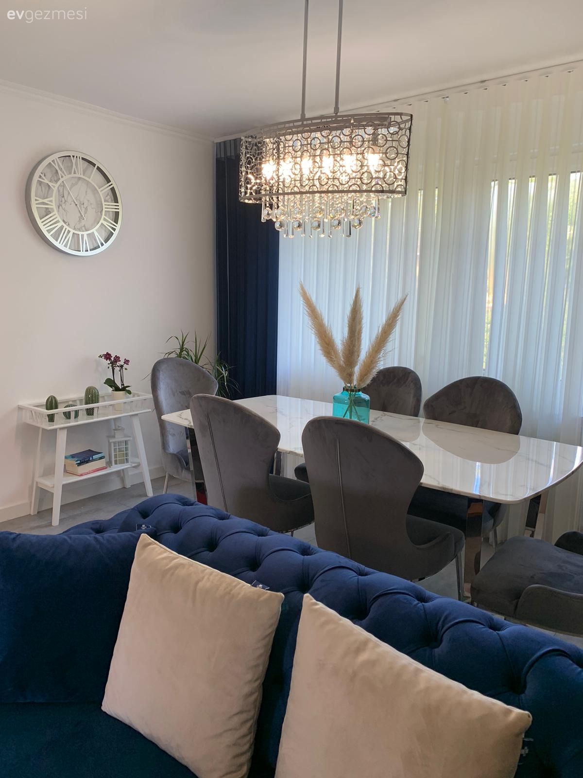 Beyaz, Parlament mavisi, Modern, Salon, Kapitoneli koltuk, Koltuk takımı, Yemek masası, Sandalye, Vazo, Ev Aksesuar, Çiçeklik, Duvar saati, Duvar dekorasyonu, Avize, Aydınlatma, Tül perde, Perde, Kırlent, Ev tekstili