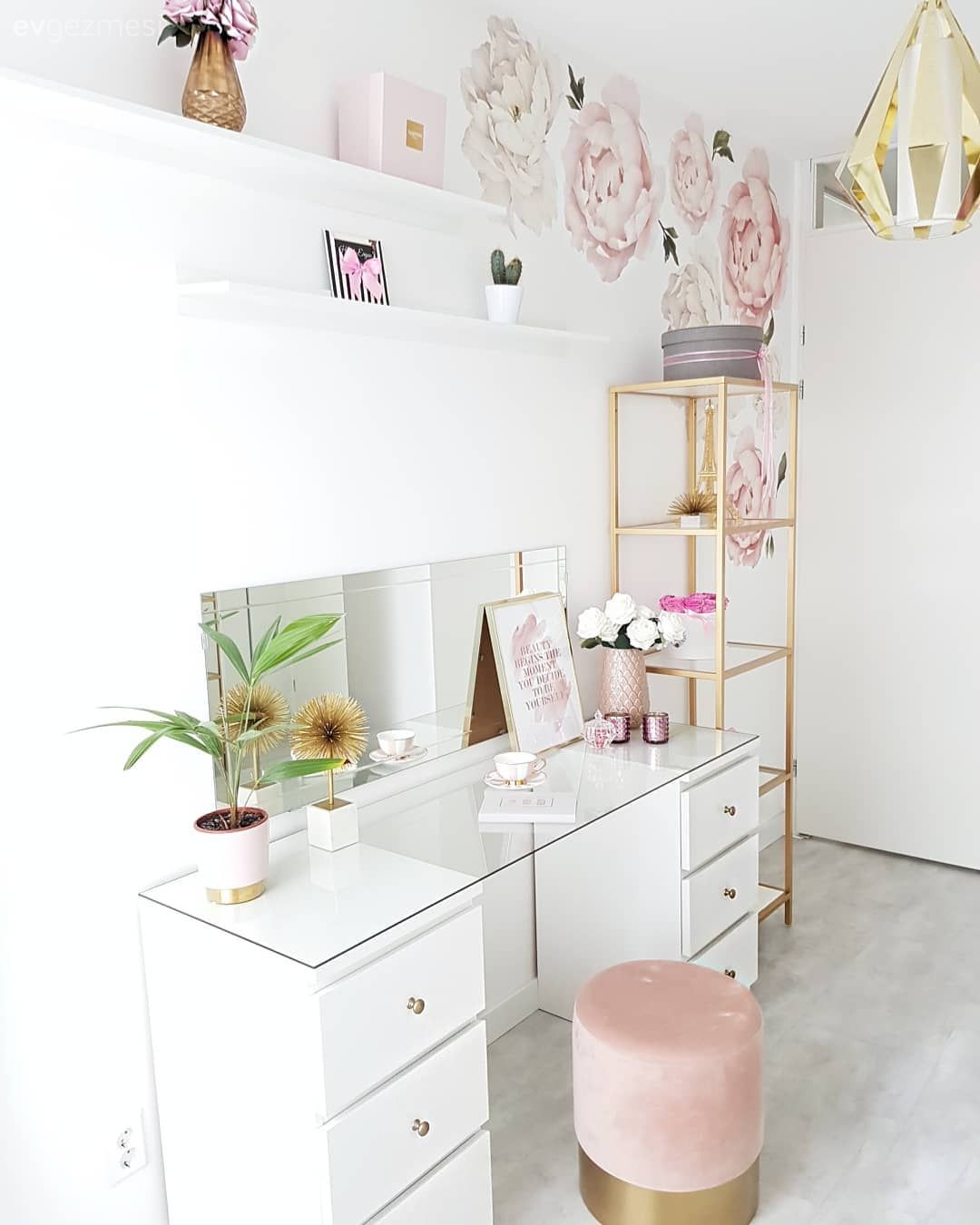 Yatak Odası, Beyaz, Pudra pembe, Altın, Makyaj masası, Puf, Duvar dekorasyonu, Kitaplık, Vazo, Ev Aksesuar