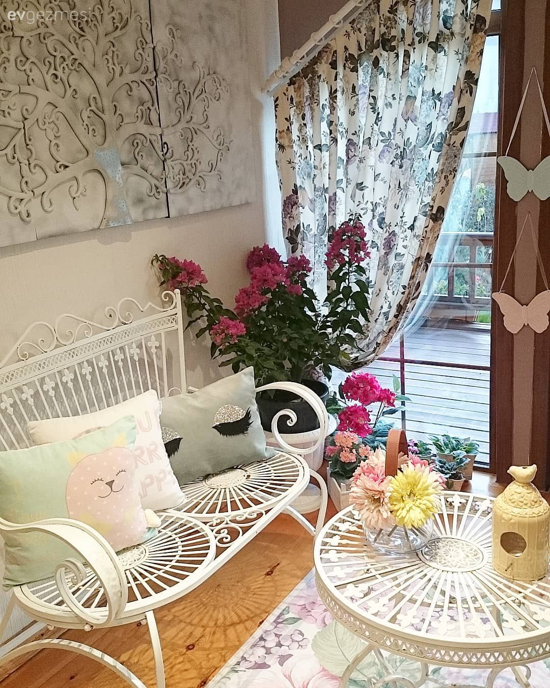 Beyaz, Çiçekli desen, Ferforje, Metal ayaklı sehpa, Metal sandalye, Ev Aksesuar, Yapay çiçekler, Sehpa üstü aksesuarı, Kırlent, Duvar dekorasyonu, Rustik perde