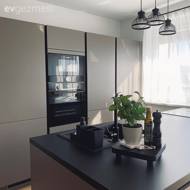 Açık konsept yaşam alanı, Modern, Modern mutfak, Mutfak, Siyah, Füme, Ada mutfak, Ankastre, Kulpsuz mutfak dolabı, Mutfak Avize Modelleri, Mutfak tezgahı, Mutfak tezgah arası, Tezgah arası seramik, Mutfak perdesi