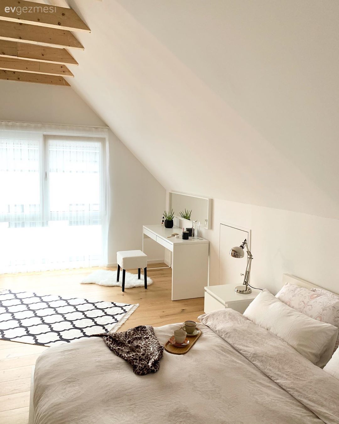 Yatak Odası, Beyaz, Siyah, Çatı katı, Dubleks evler, Tavan dekorasyon, Piyano, Puf, Yatak örtüsü, Yatak odası halısı, Geometrik desen, Desenler