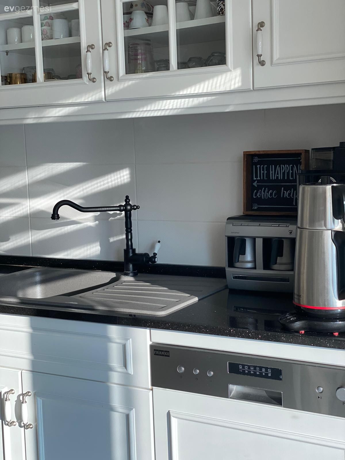 Mutfak, Beyaz, Siyah, Siyah tezgah, Mutfak tezgahı, Mutfak aksesuarları, Mutfak tezgah arası, Tezgah arası seramik