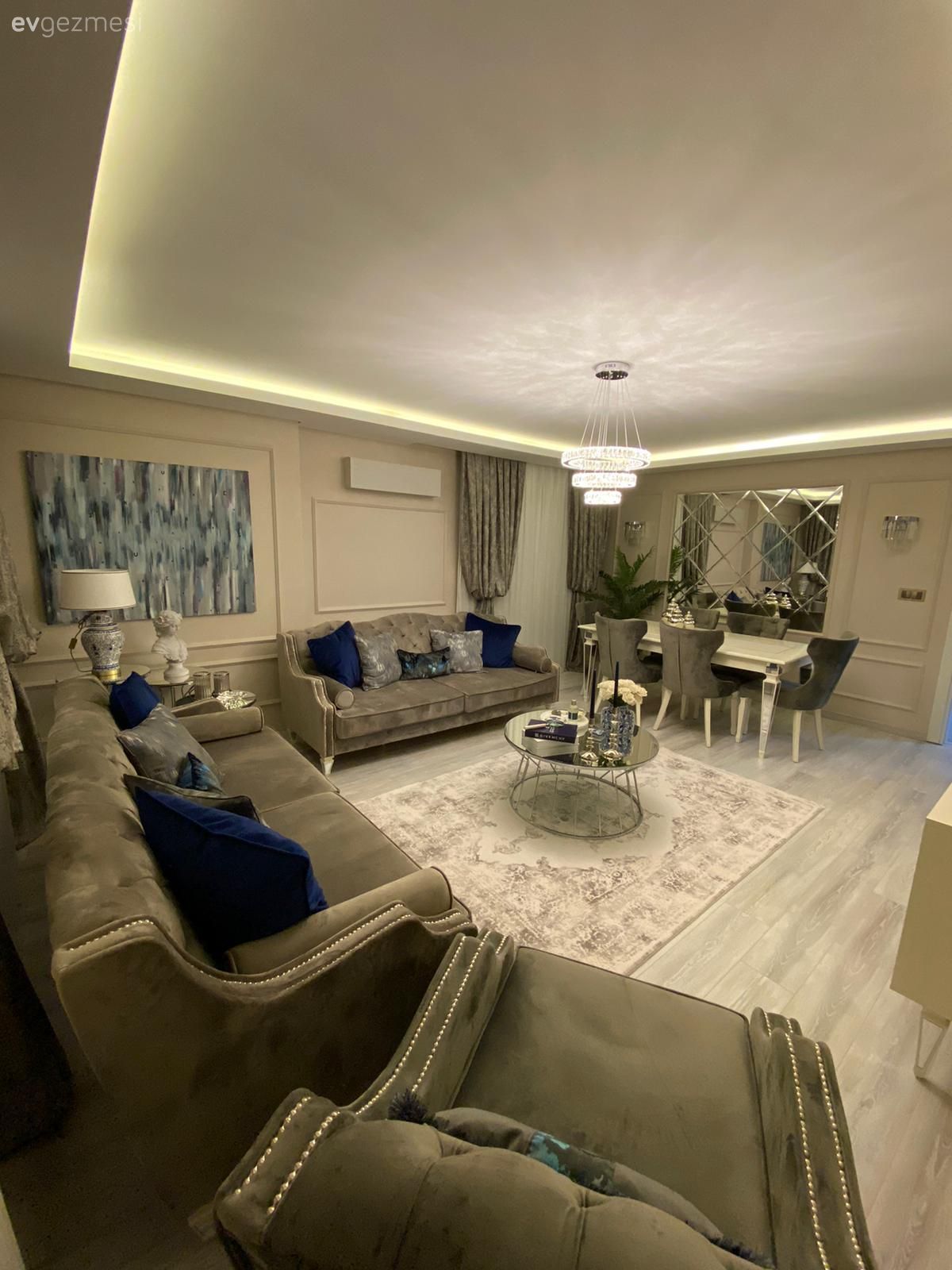 Salon, Modern, Gri, Beyaz, Parlament mavisi, Fon perde, Perde, Tül perde, Koltuk takımı, Halı, Salon halısı, Orta sehpa, Sehpa, Avize, Aydınlatma, Salon avizesi, Sandalye, Yemek masası, Parke, Led aydınlatma, Tablo, Duvar dekorasyonu, Duvar çıtalama, Dekoratif Objeler, Abajur