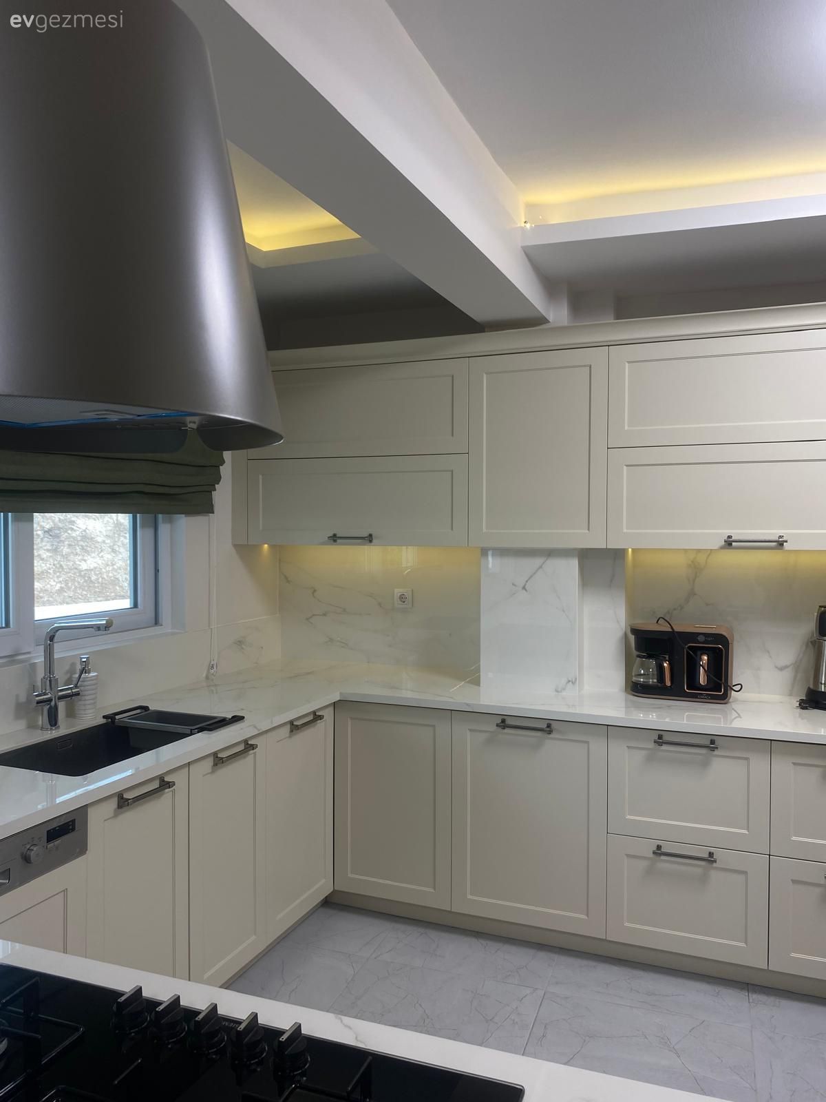 Yeşil ve Beyazın Buluştuğu U-Tipi Bu Mutfakta Kalite Algısı Yüksek!