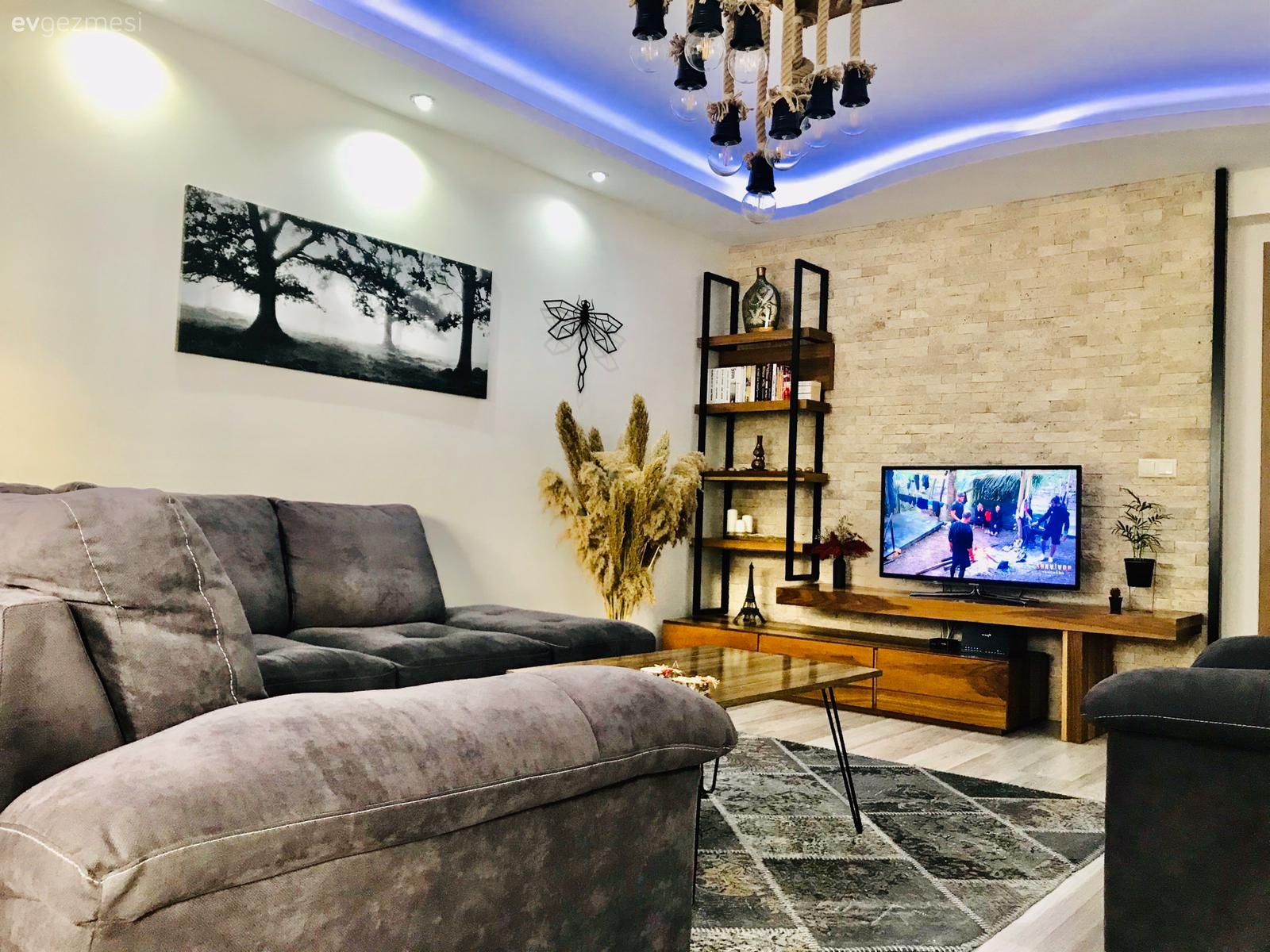 Salon, Modern rustik, Köşe koltuk, Koltuk takımı, Antrasit  , Siyah, Kahverengi, Turuncu, Halı, Salon halısı, Orta sehpa, Sehpa, Metal ayaklı sehpa, Berjer, Yan sehpa, Fon perde, Perde, Tül perde, Avize, Aydınlatma, Salon avizesi, Lambader, Led aydınlatma, Ev bitkisi, Tablo, Duvar dekorasyonu, Tv ünitesi, Tv ünitesi aksesuarları, Ev Aksesuar, Taş duvar