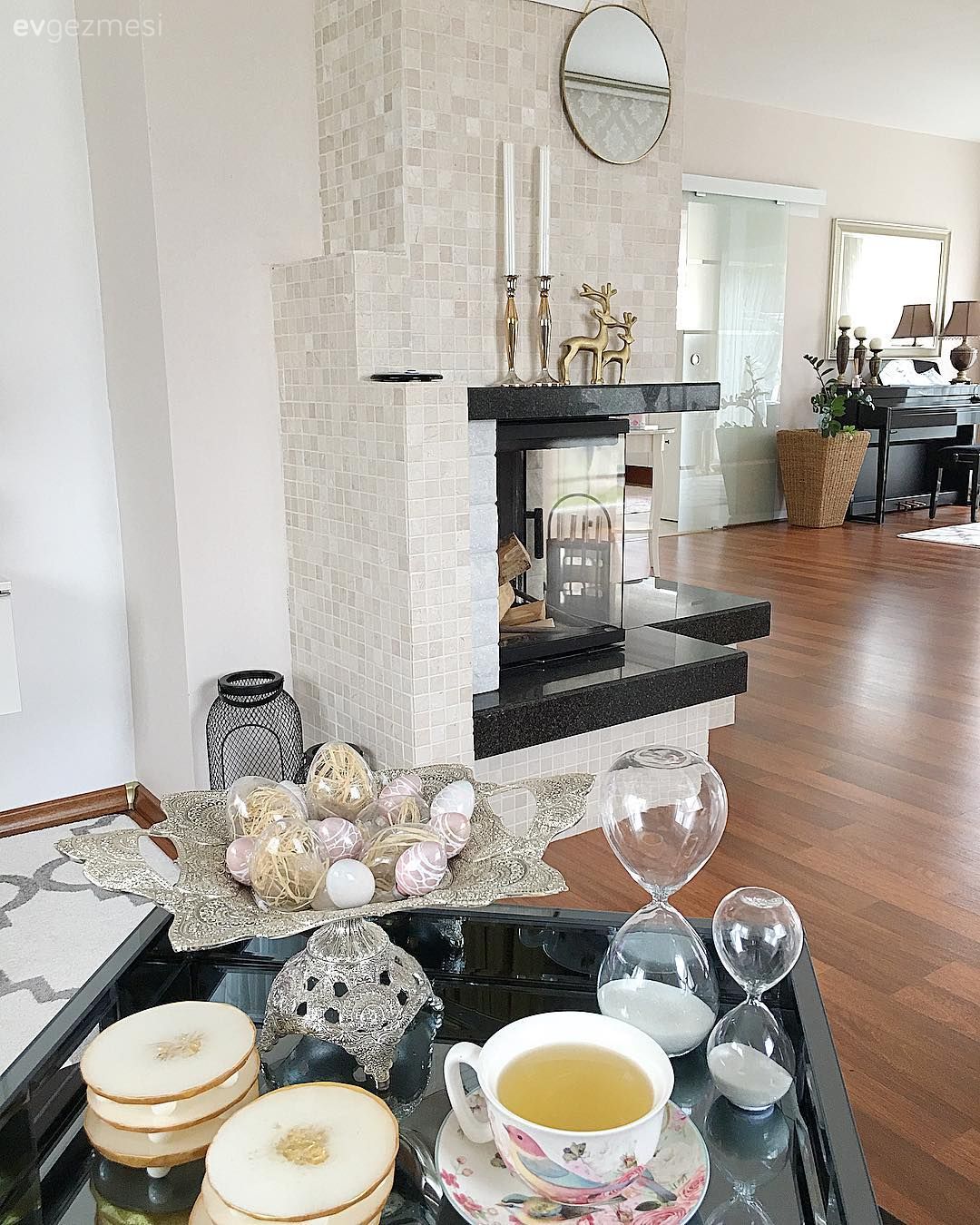 Dubleks evler, Salon, Şömine, Beyaz, Kahverengi, Siyah, Tv ünitesi, Taş duvar, Duvar dekorasyonu, Tablo, Fon perde, Perde, Gri, Yuvarlak ayna, Dekoratif ayna, Avize, Aydınlatma, Salon avizesi, Orta sehpa, Sehpa, Ahşap masa, Tül perde, Halı, Salon halısı, Duvar saati, Berjer, Şamdan, Ev Aksesuar, Altın, Konsol, Konsol üzeri dekoratif objeleri, Ayna, Abajur