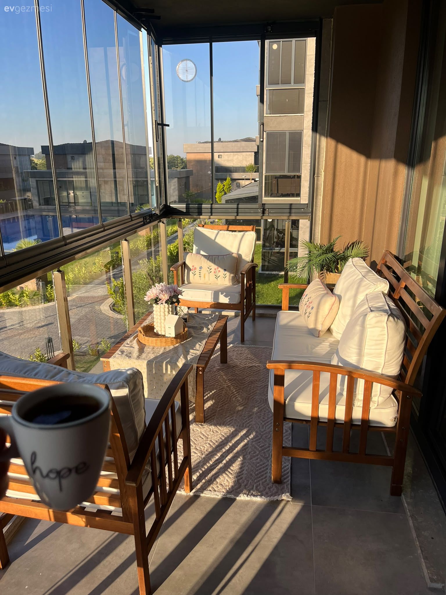 Balkon, Modern, Bej, Beyaz, Balkon oturma grubu, Ahşap Mobilya, Balkon masası, Kapalı balkon, Dekoratif Objeler, Balkon duvar dekorasyonu